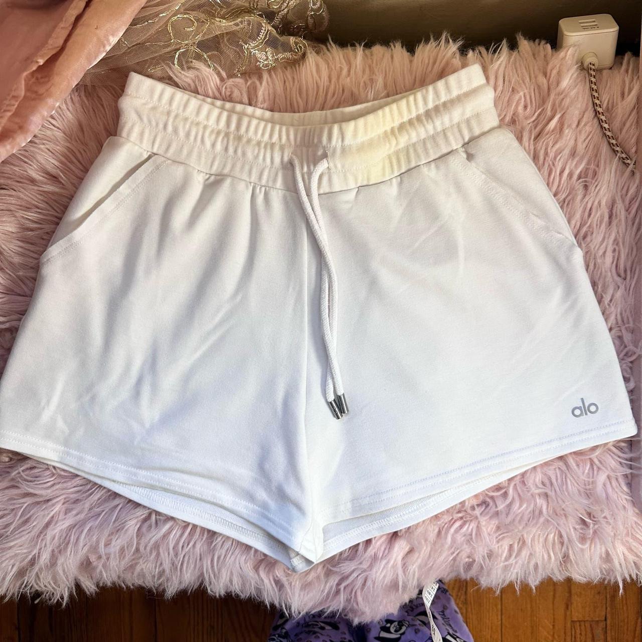 Alo Yoga Dreamy Short White Size XS , Has a stain on