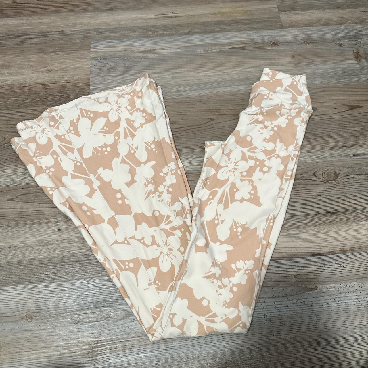 Cream colored leggings from aerie Never worn/size L - Depop