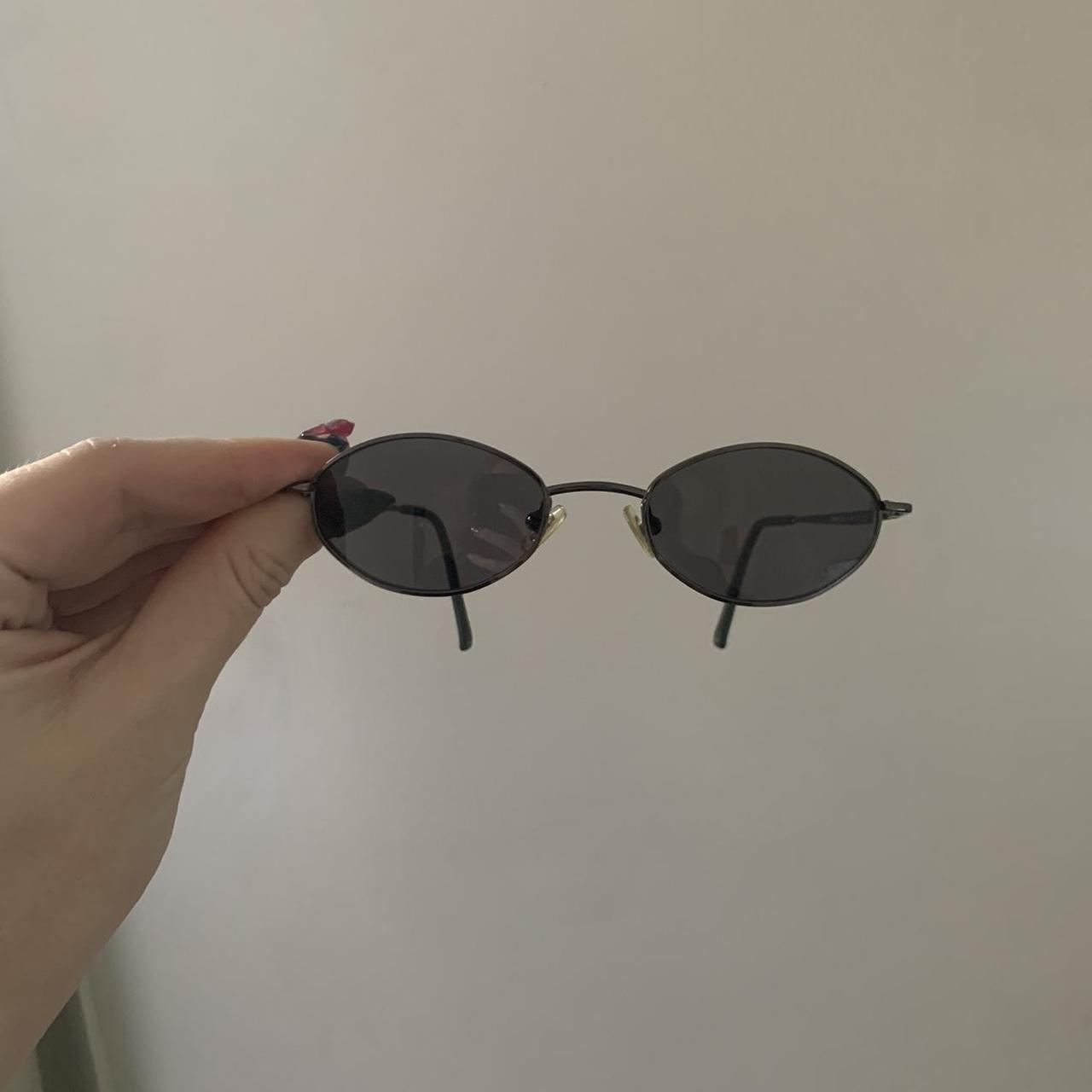 DKNY Women's Black and Grey Sunglasses (2)