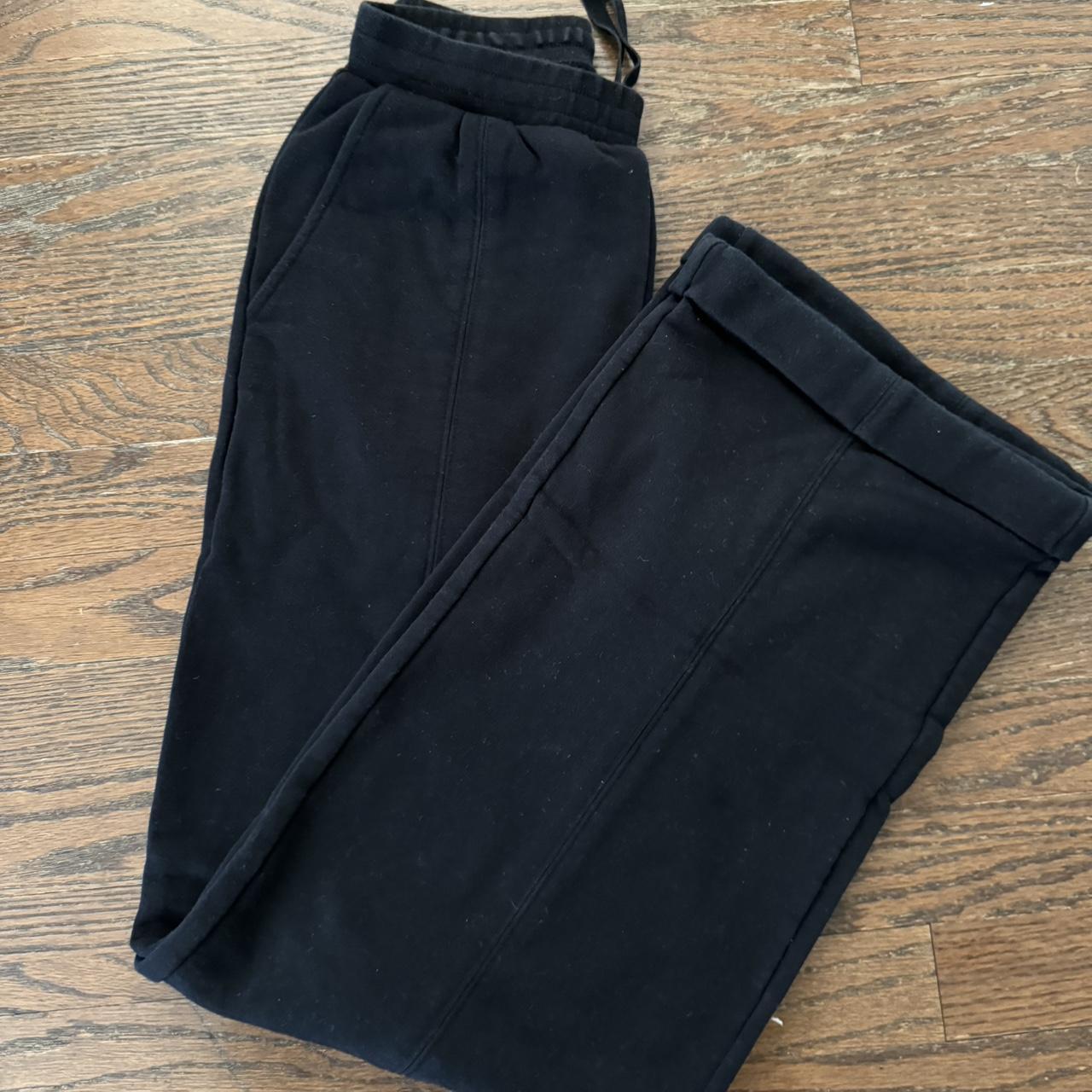 Alo Yoga trouser like sweatpants Excellent worn... - Depop