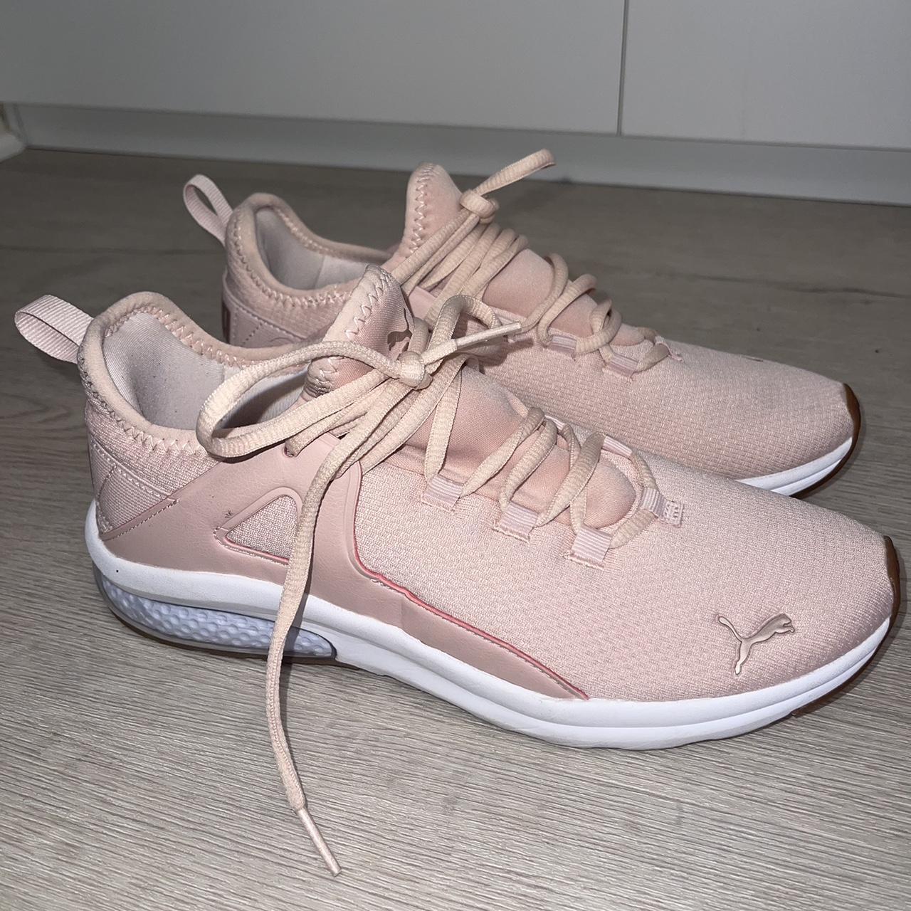 Light pink pumas women's best sale