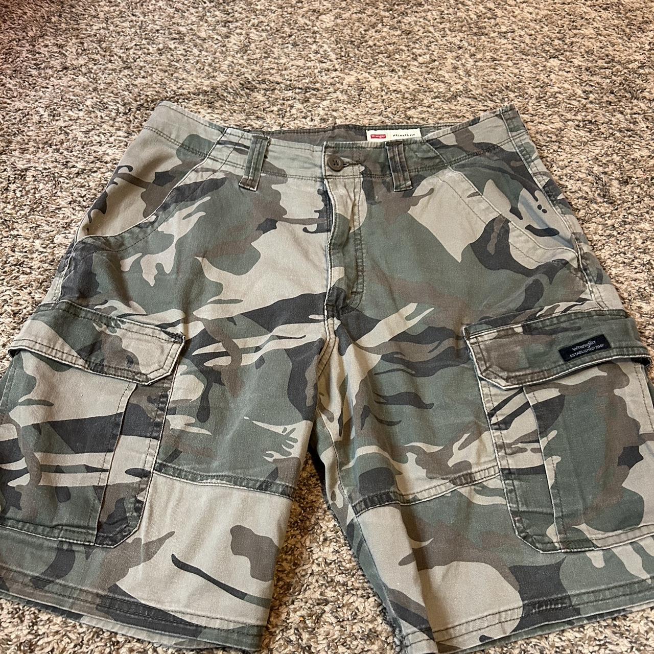 wrangler camo shorts - Depop