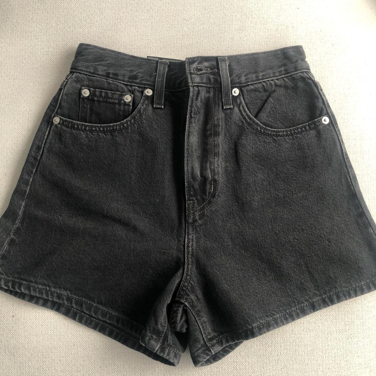 Levi's Women's Black Shorts Depop
