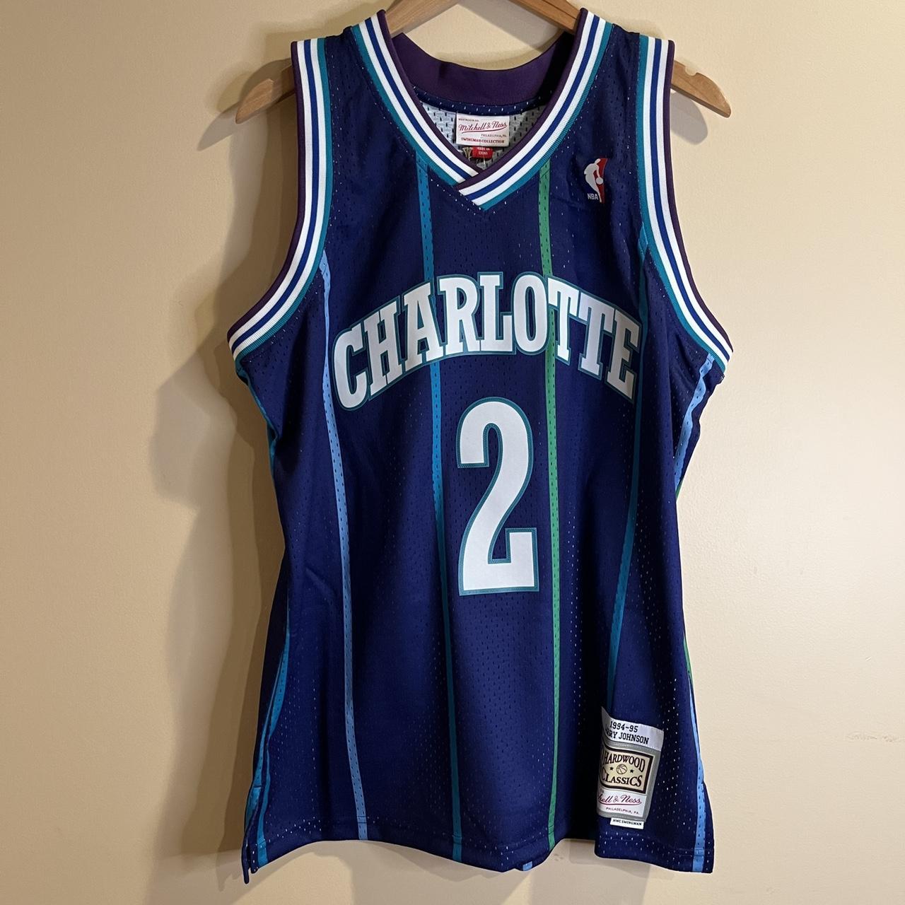 Mitchell & Ness Men's Swingman Jersey Charlotte Hornets Alternate 1994-95 Larry Johnson - Purple - Size - L