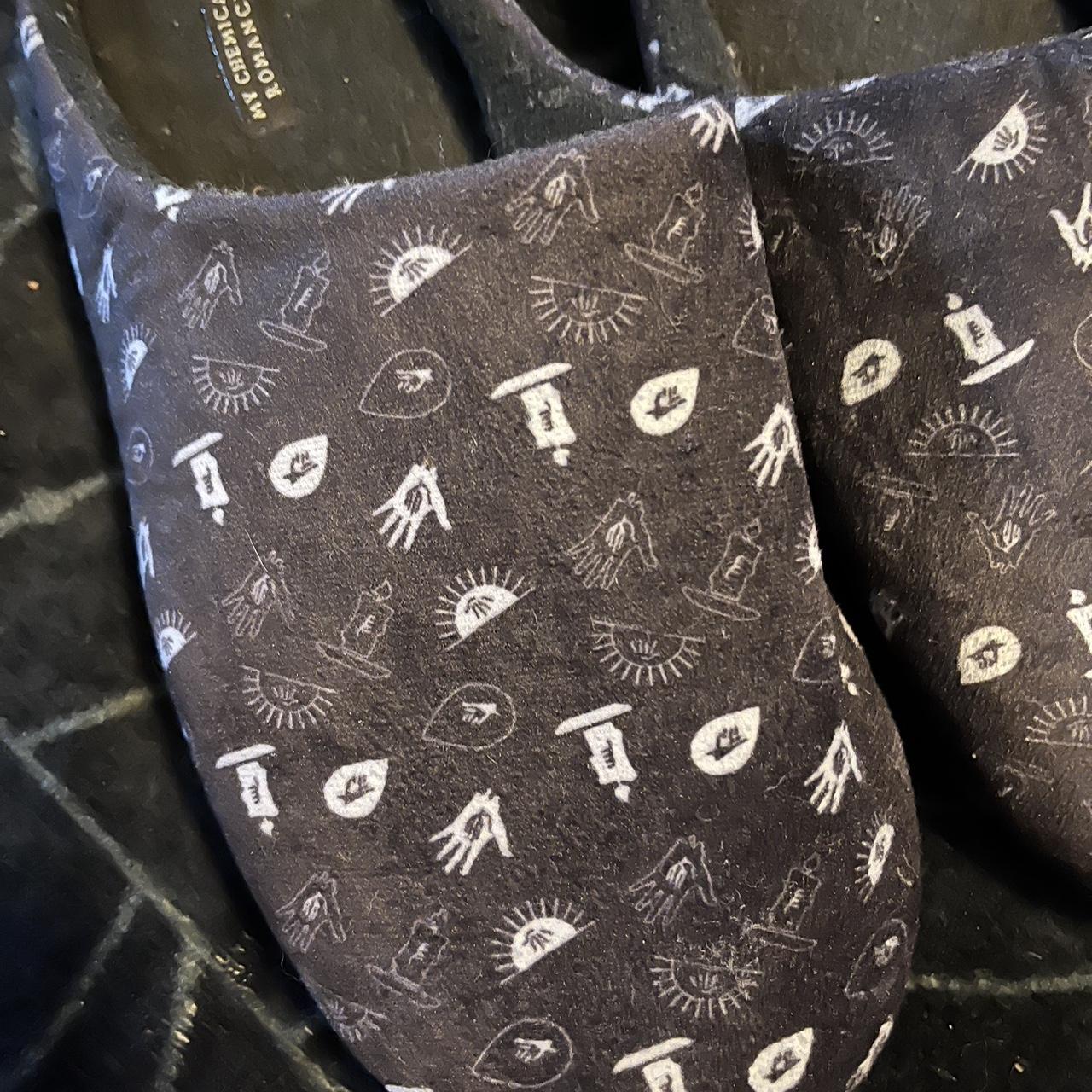 Hot Topic Women's Black and Grey Slippers (2)