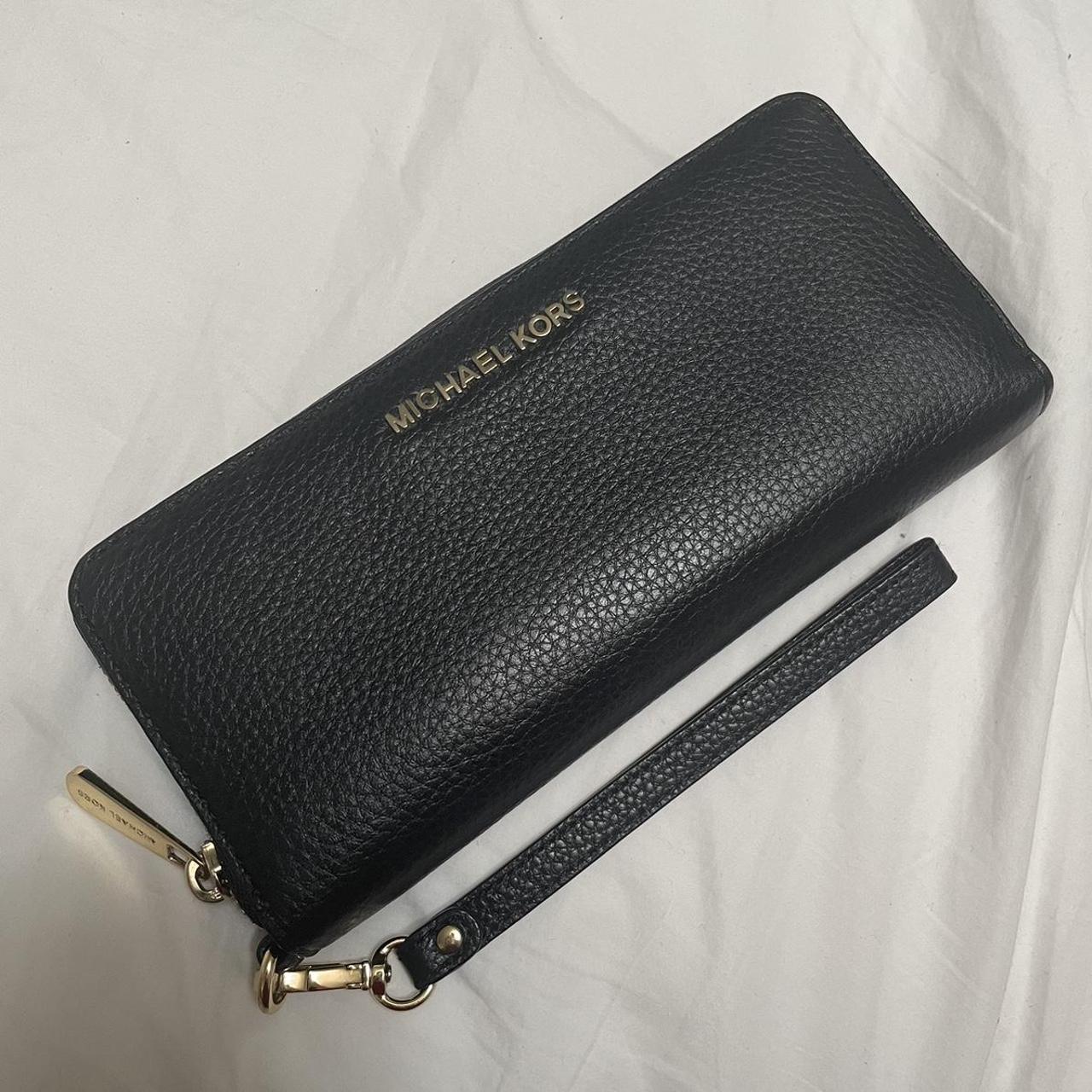 Michael kors wallet with wrist strap hotsell