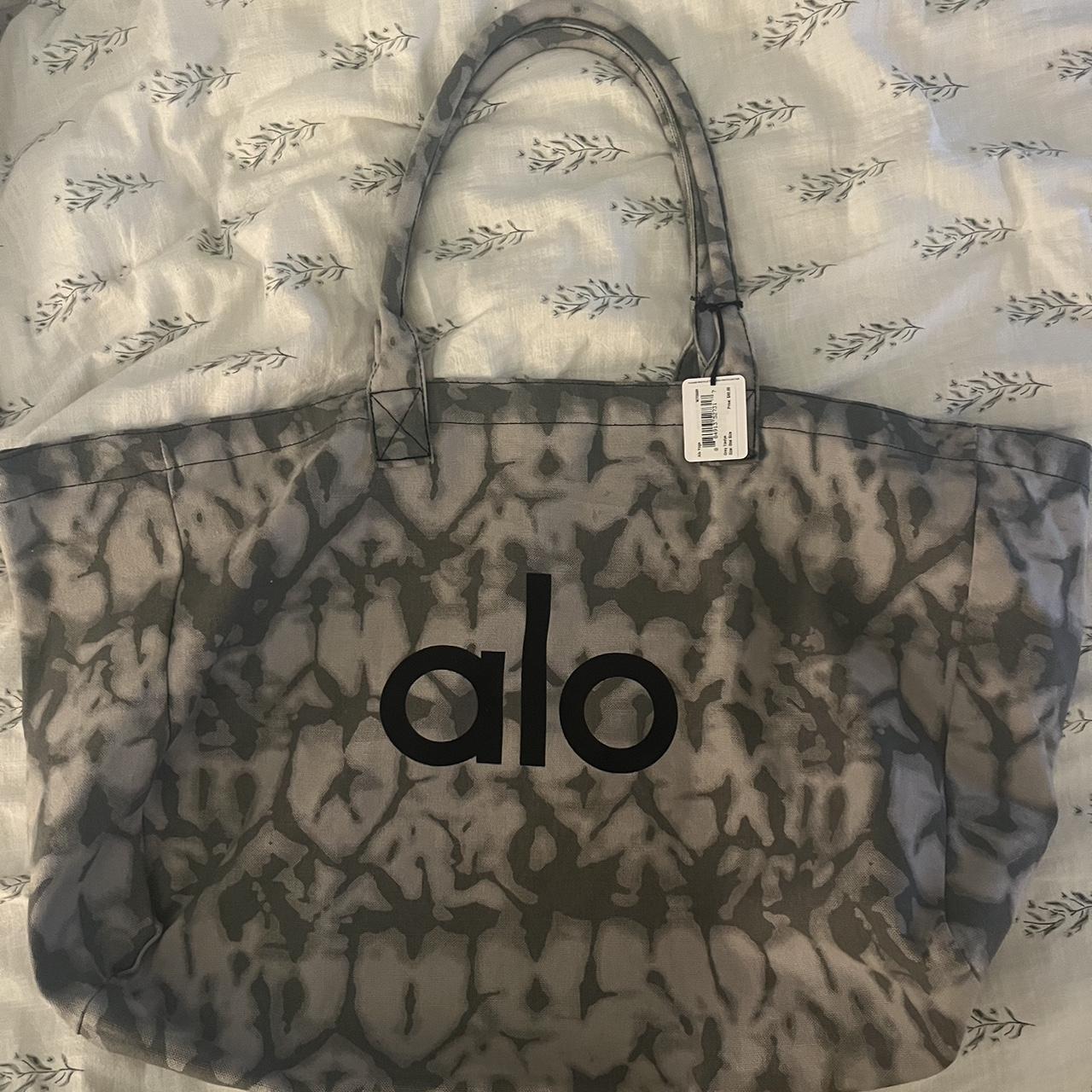 Alo Yoga Tote Bag Only available in store with $300 - Depop