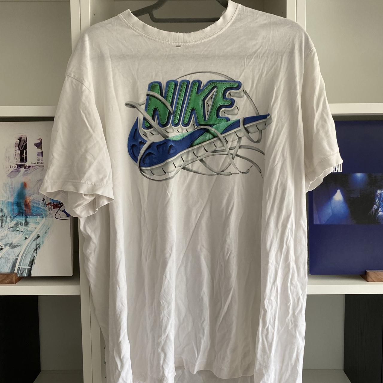 Nike Men's White and Green T-shirt | Depop