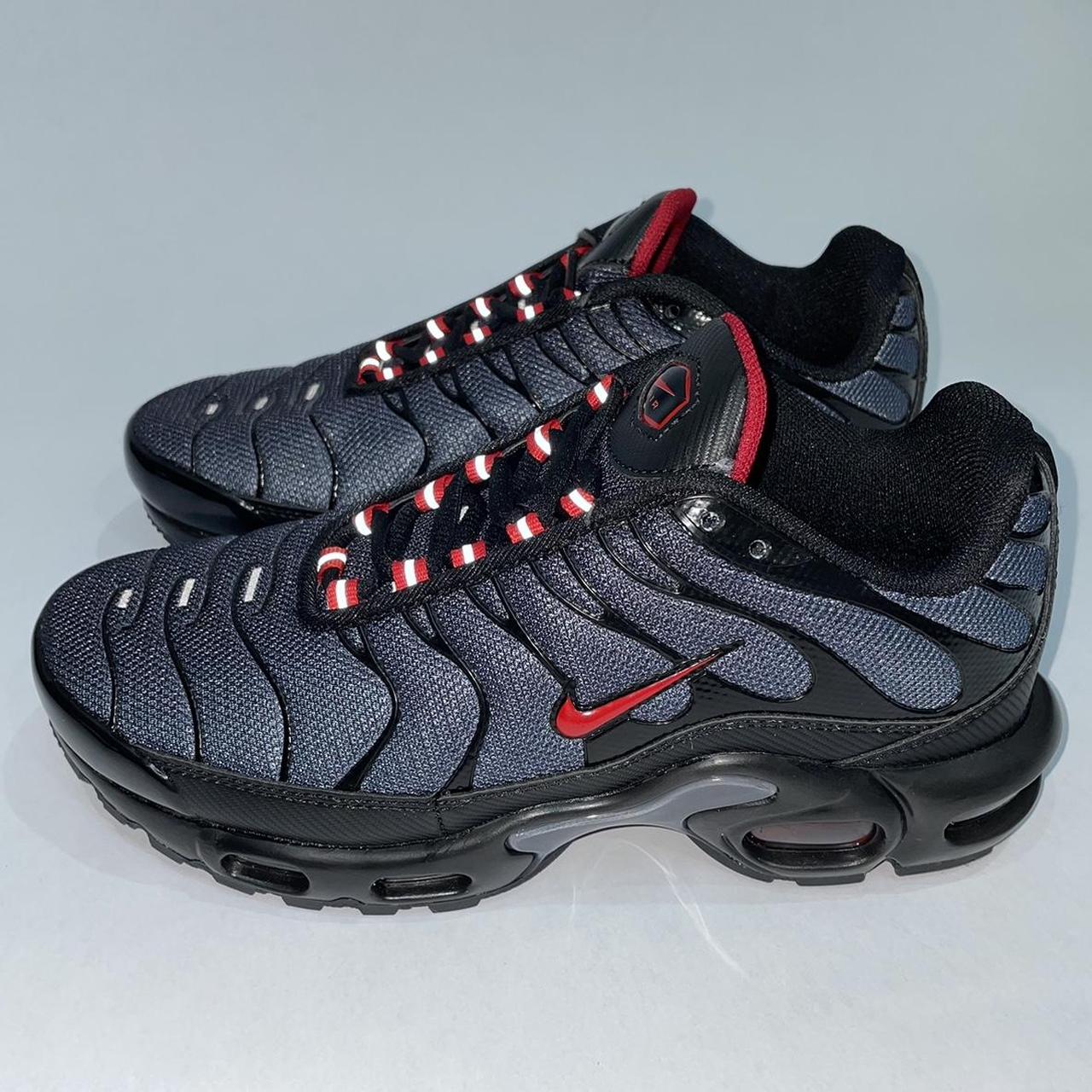 nike air max plus black university red wolf grey