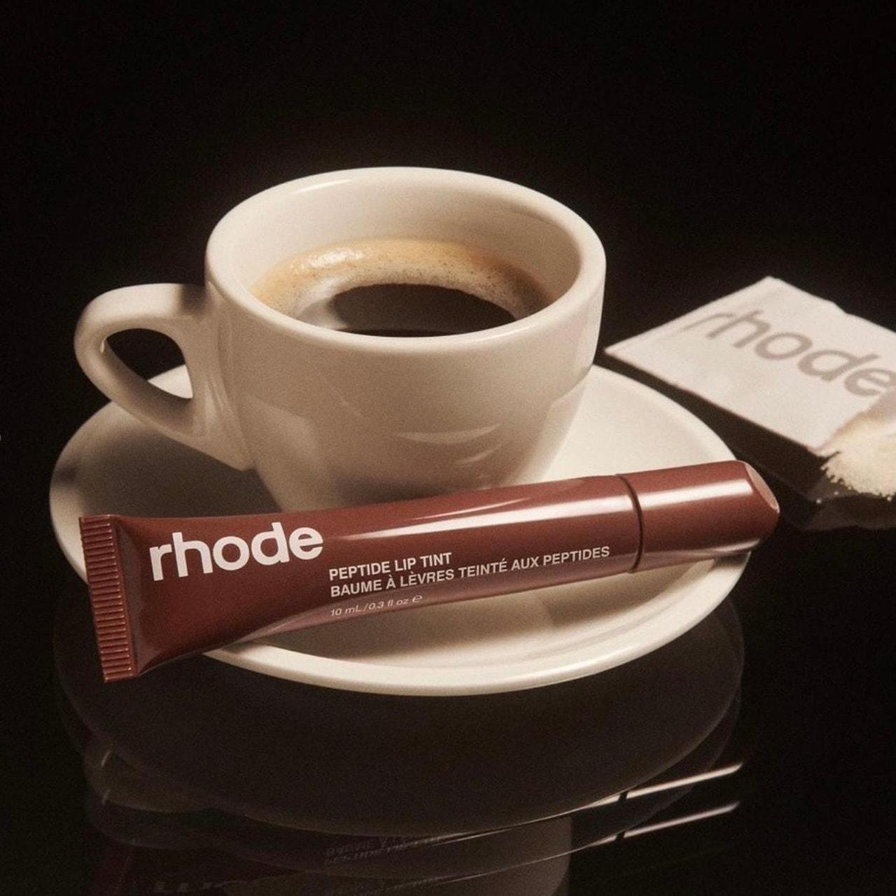 【なっち】 rhode espresso scented peptide lip tint - espresso | rhode skin
