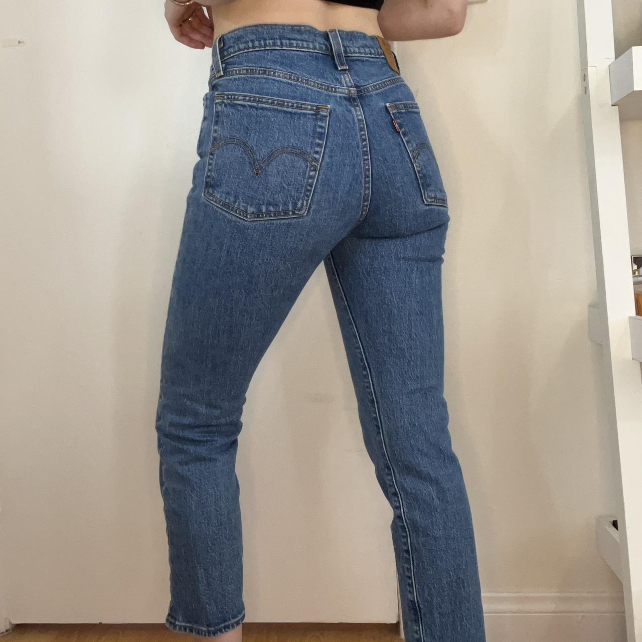 LEVI’S WEDGIE STRAIGHT size 26 worn many times but...