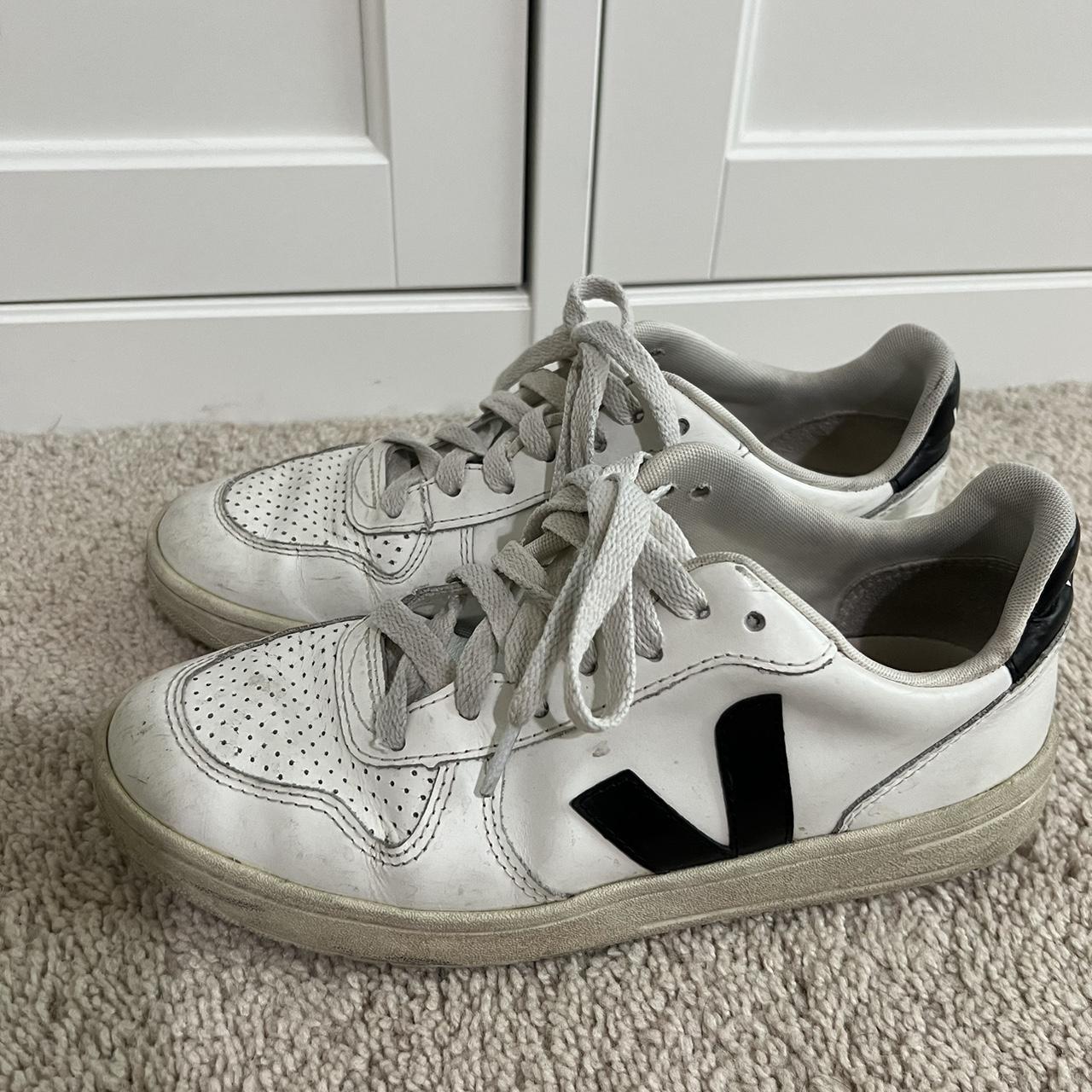 vejas black and white