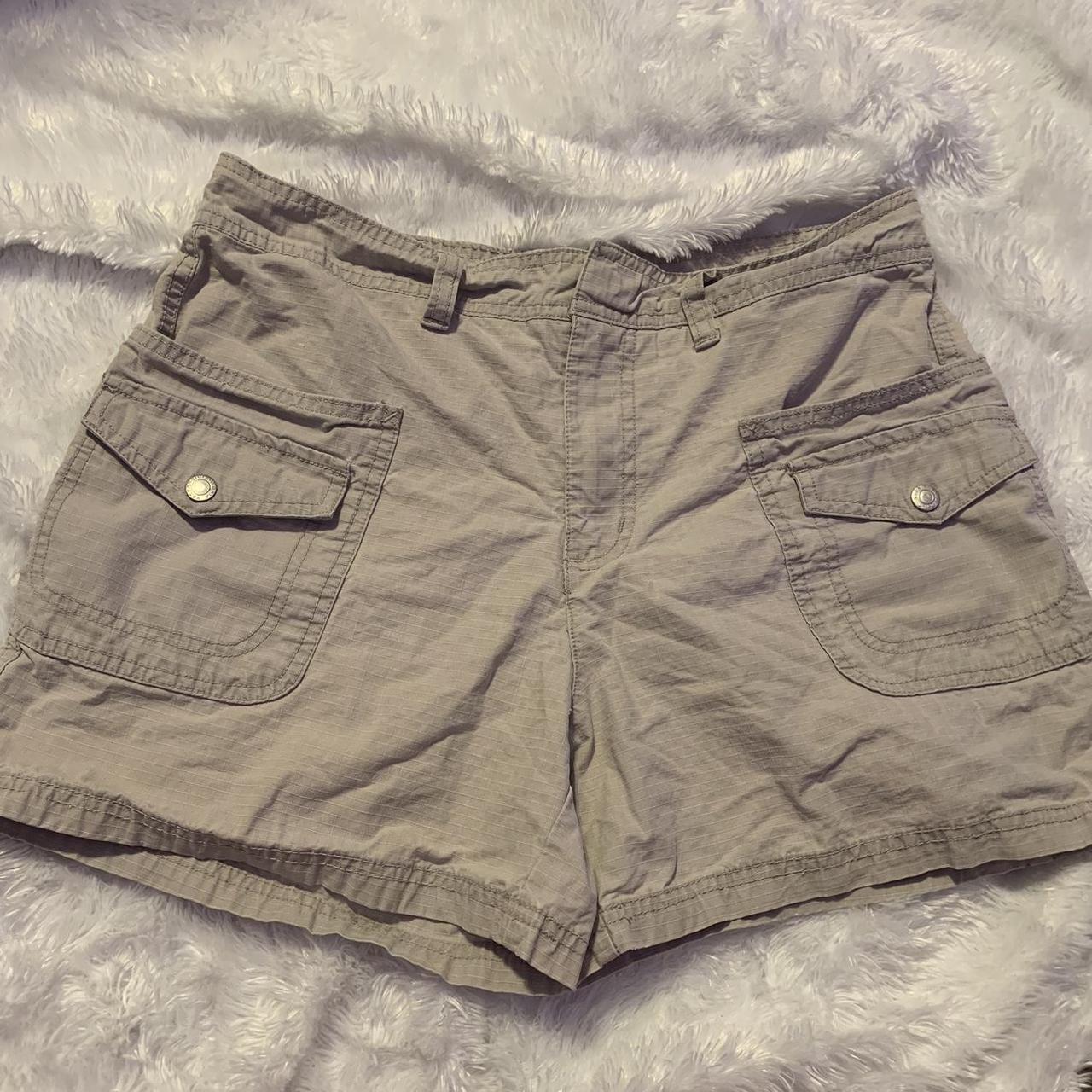 Gloria Vanderbilt Women's Khaki Shorts | Depop