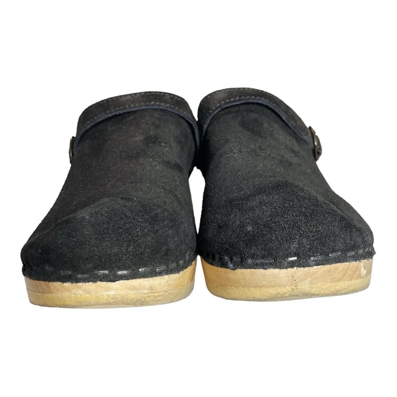 Sven selling gray suede clogs