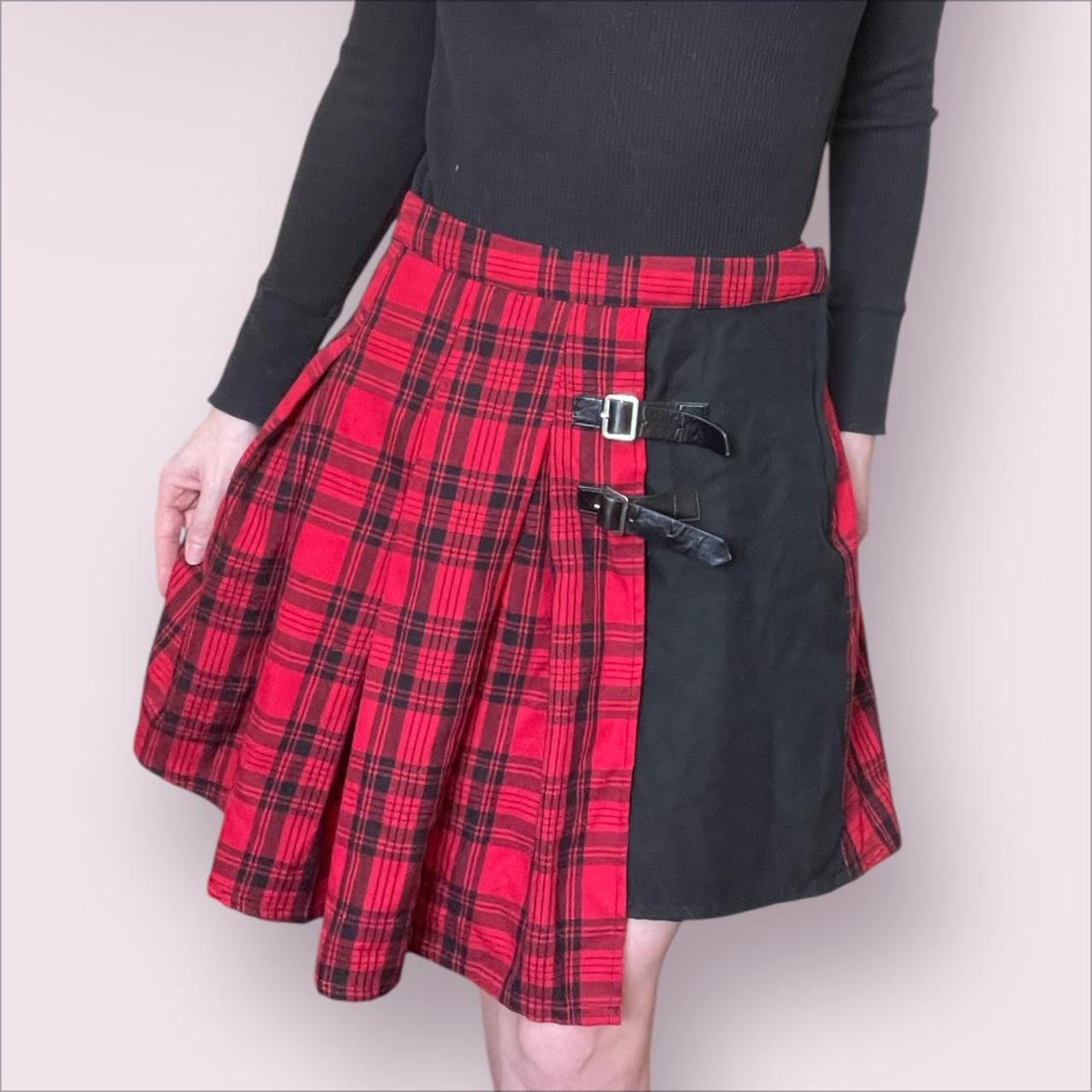 Hot Topic Women's Mini Skirt Black/Red S – Hot Topic red and