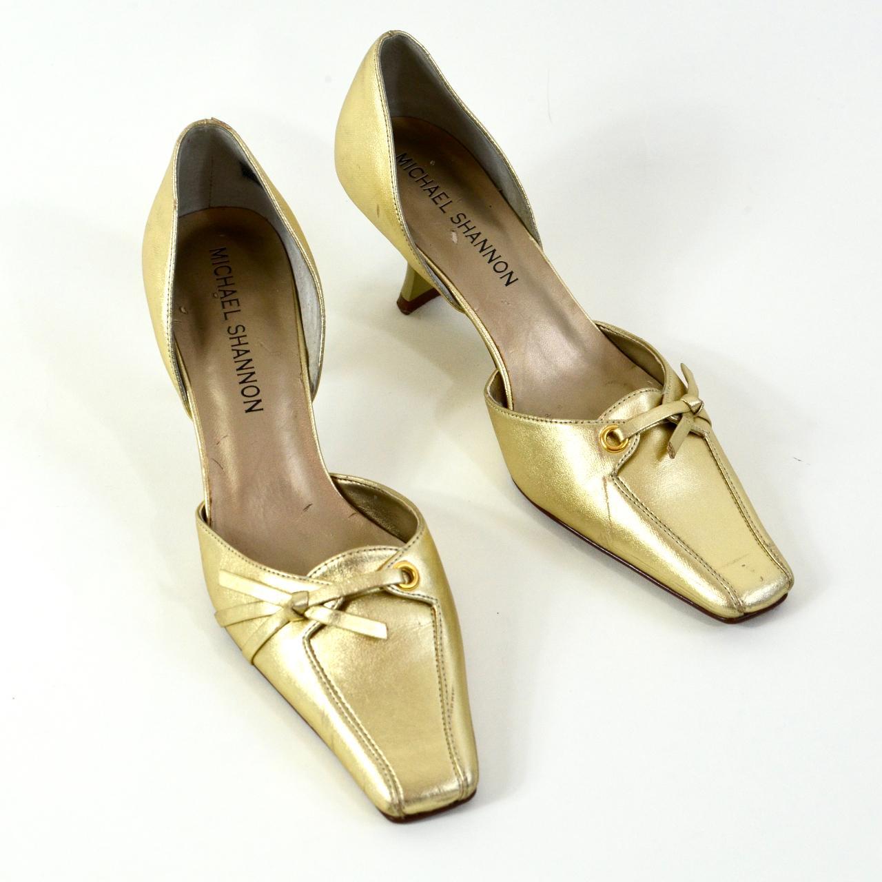 90s Y2K Gold Carrie Bradshaw Kitten Heels With Bow... - Depop