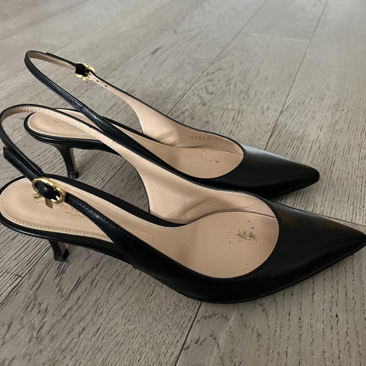 Gianvito Rossi Women's Black Courts | Depop