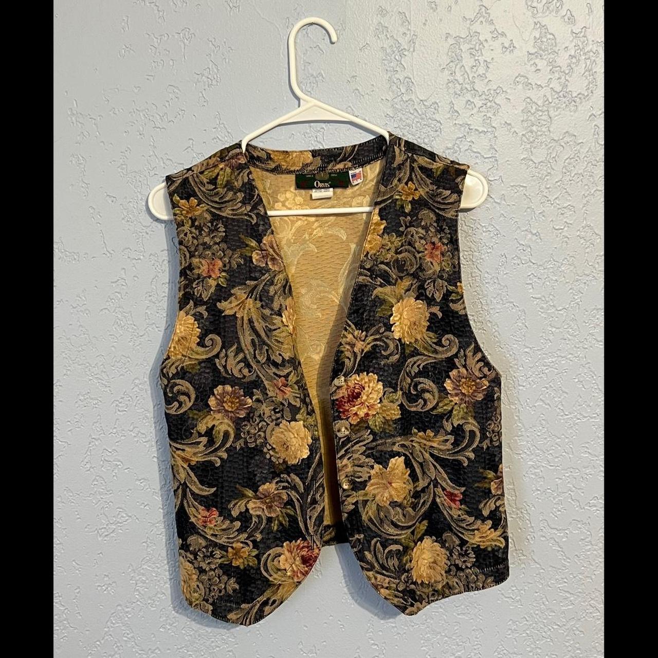 This fun and flirty vest by Orvis features a floral - Depop