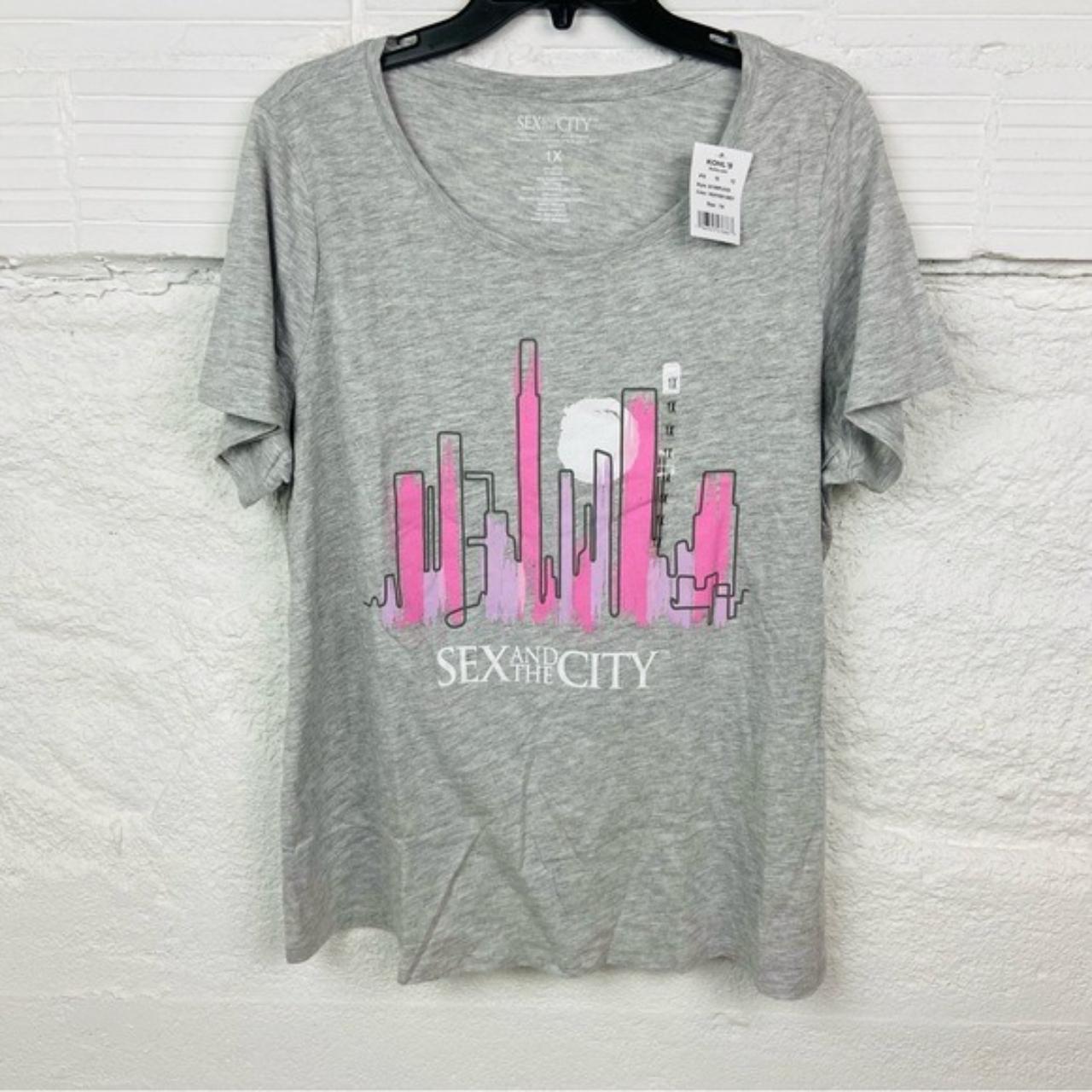 SEX & THE CITY pink & gray building skyline short... - Depop