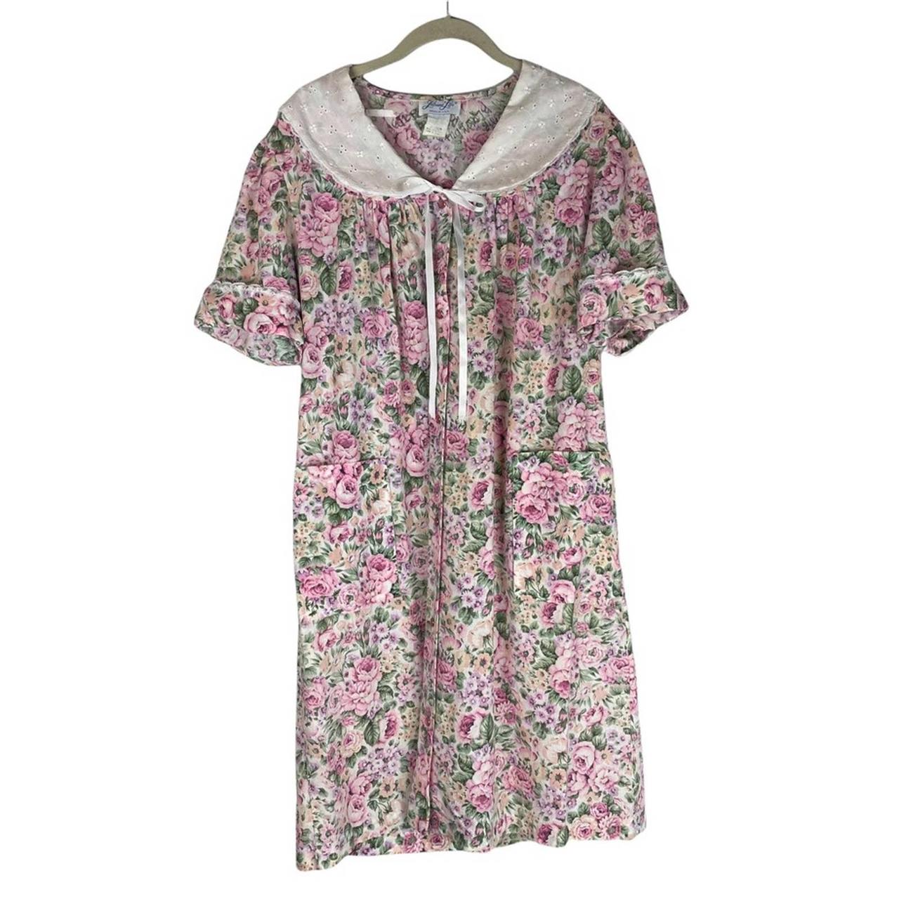 American Vintage Women's Pink and White Robe Depop