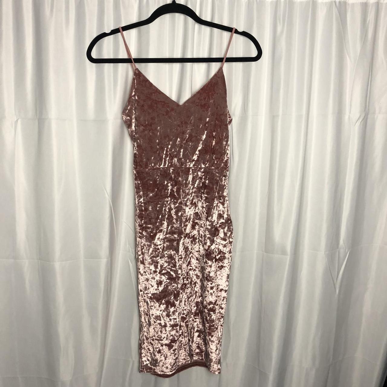 Pink crushed velvet dress deals missguided