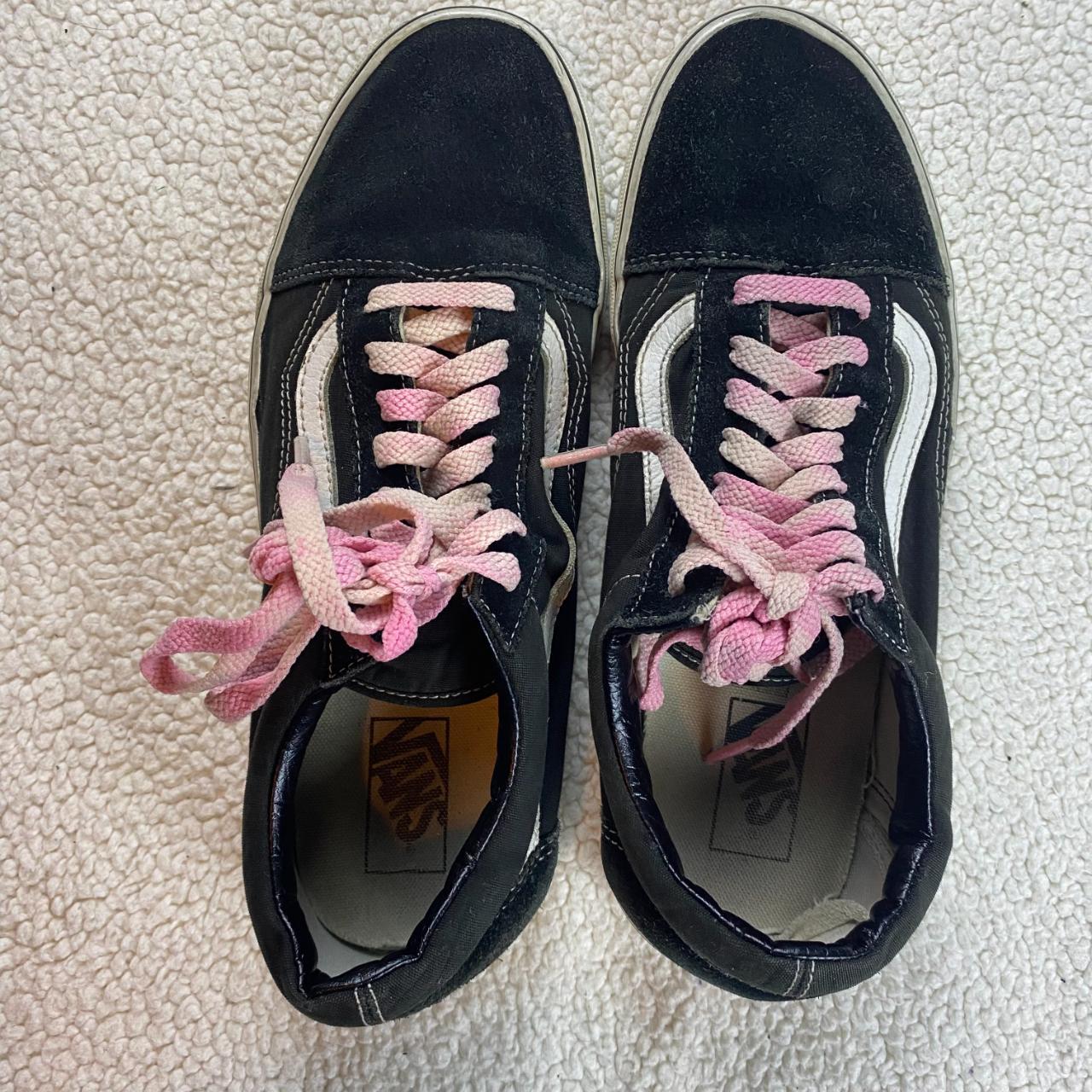 Black vans hotsell with pink laces