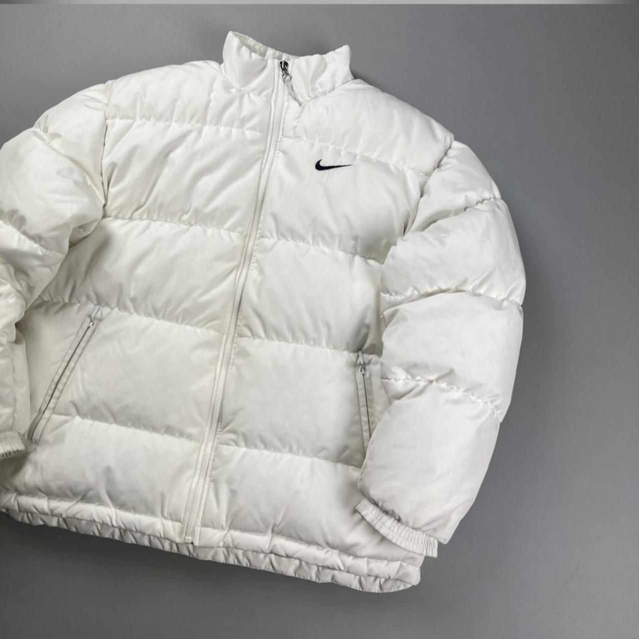 Nike white small logo padded jacket hotsell