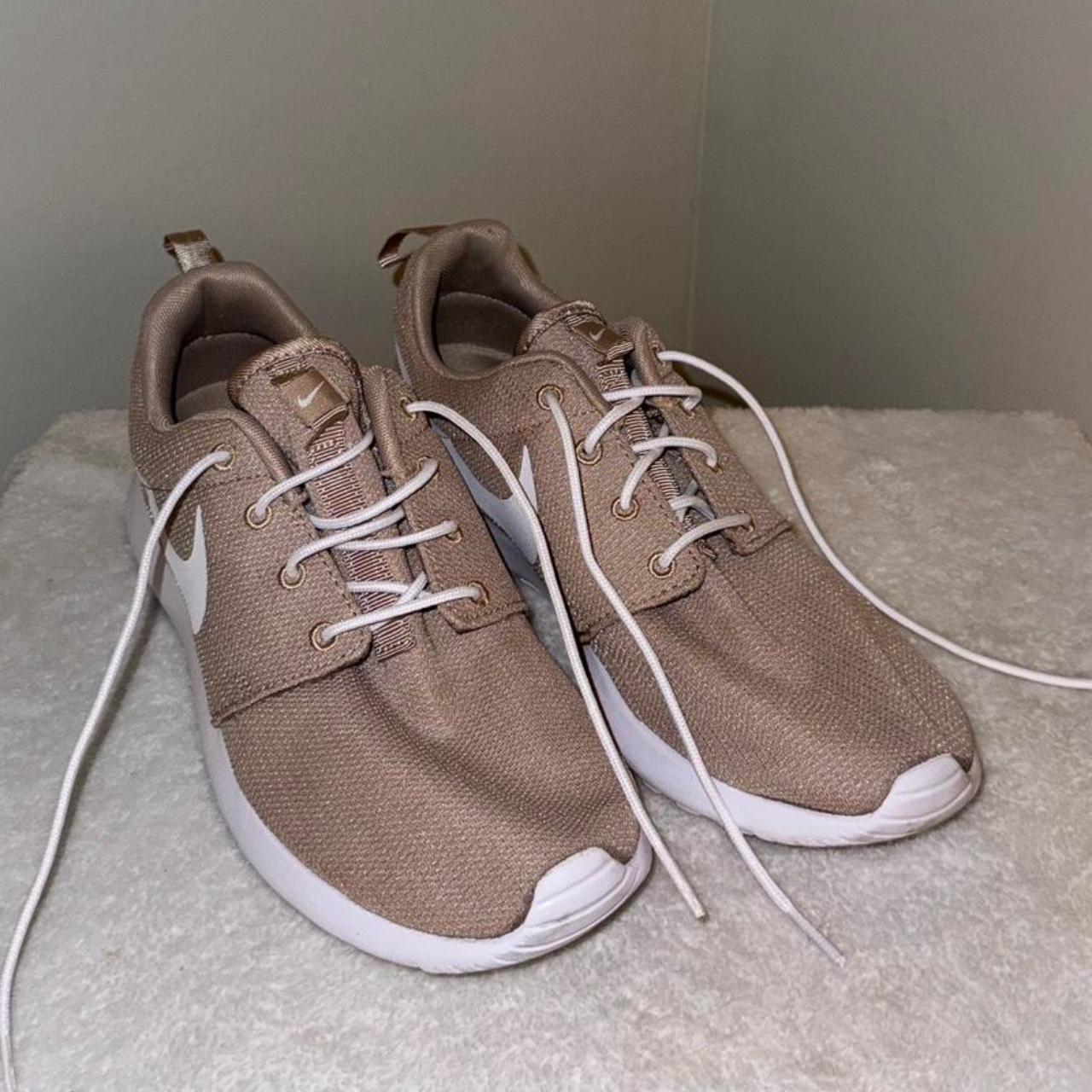 Nike roshe cream best sale