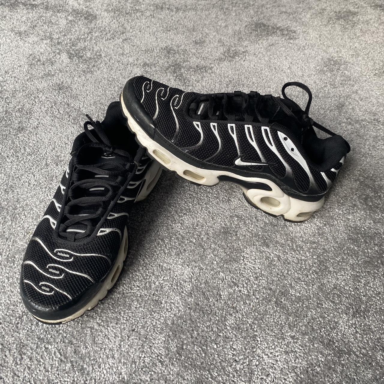tn trainers black and white