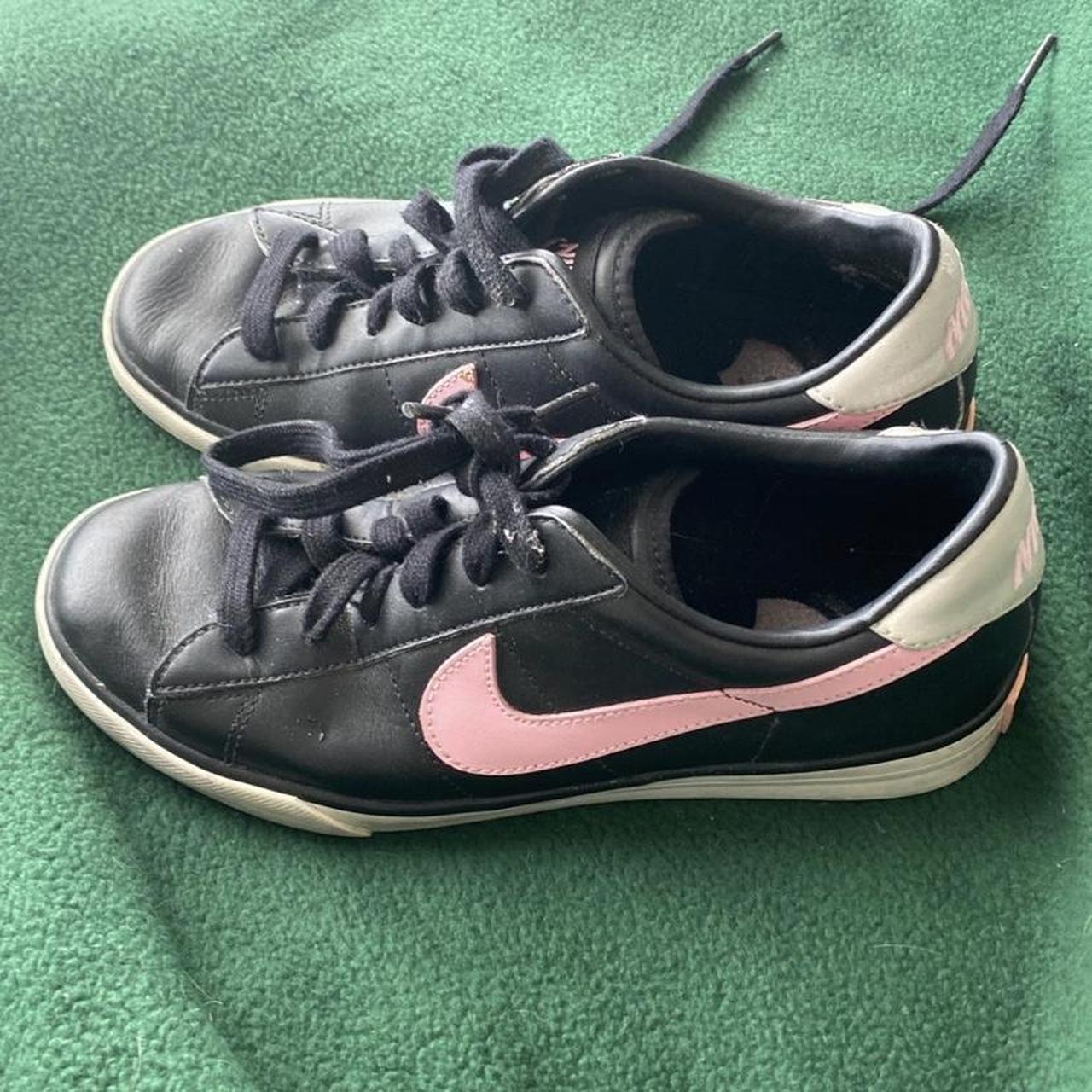 Black nike shoes with pink outlet swoosh