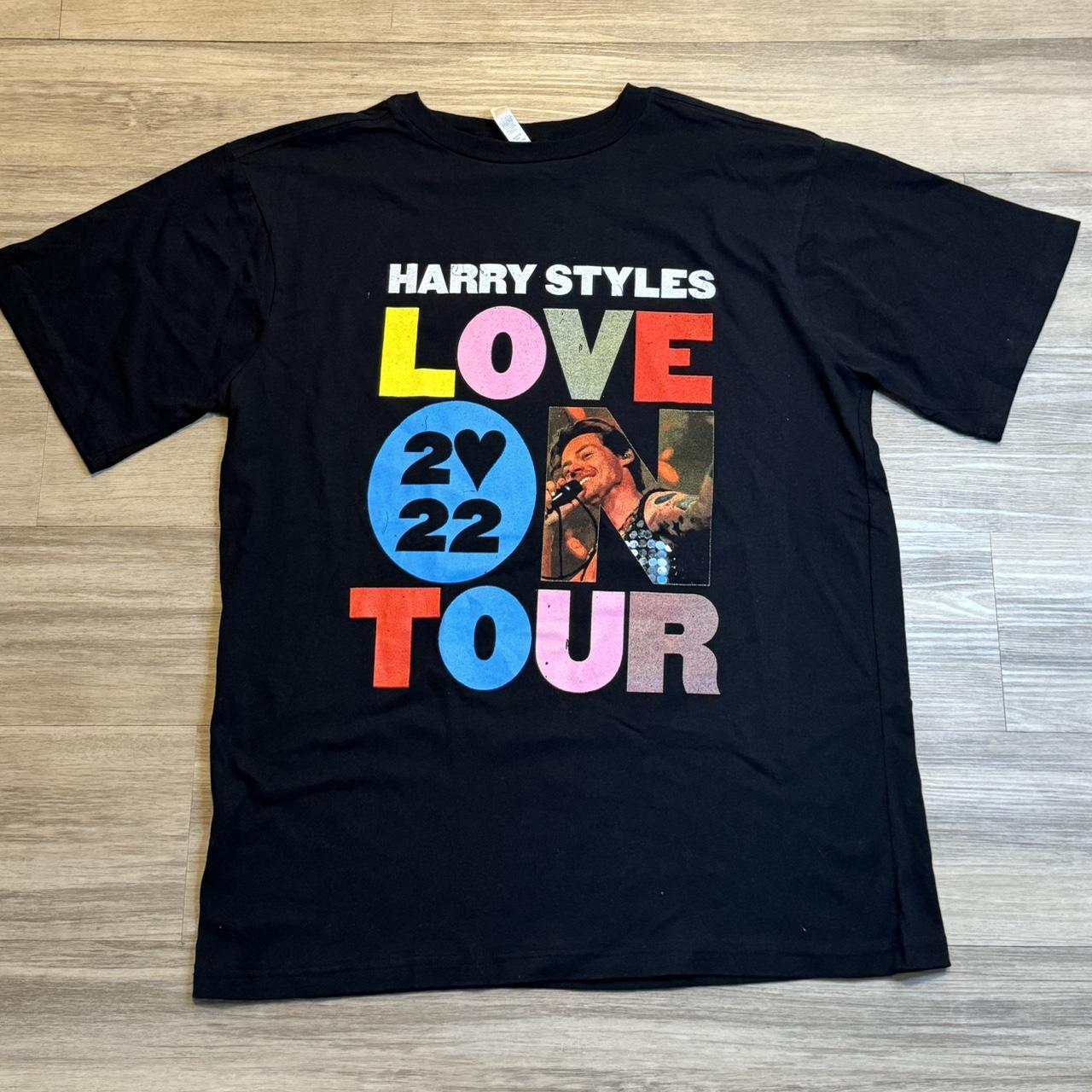 Harry Styles shops Love on Tour Shirt (L)