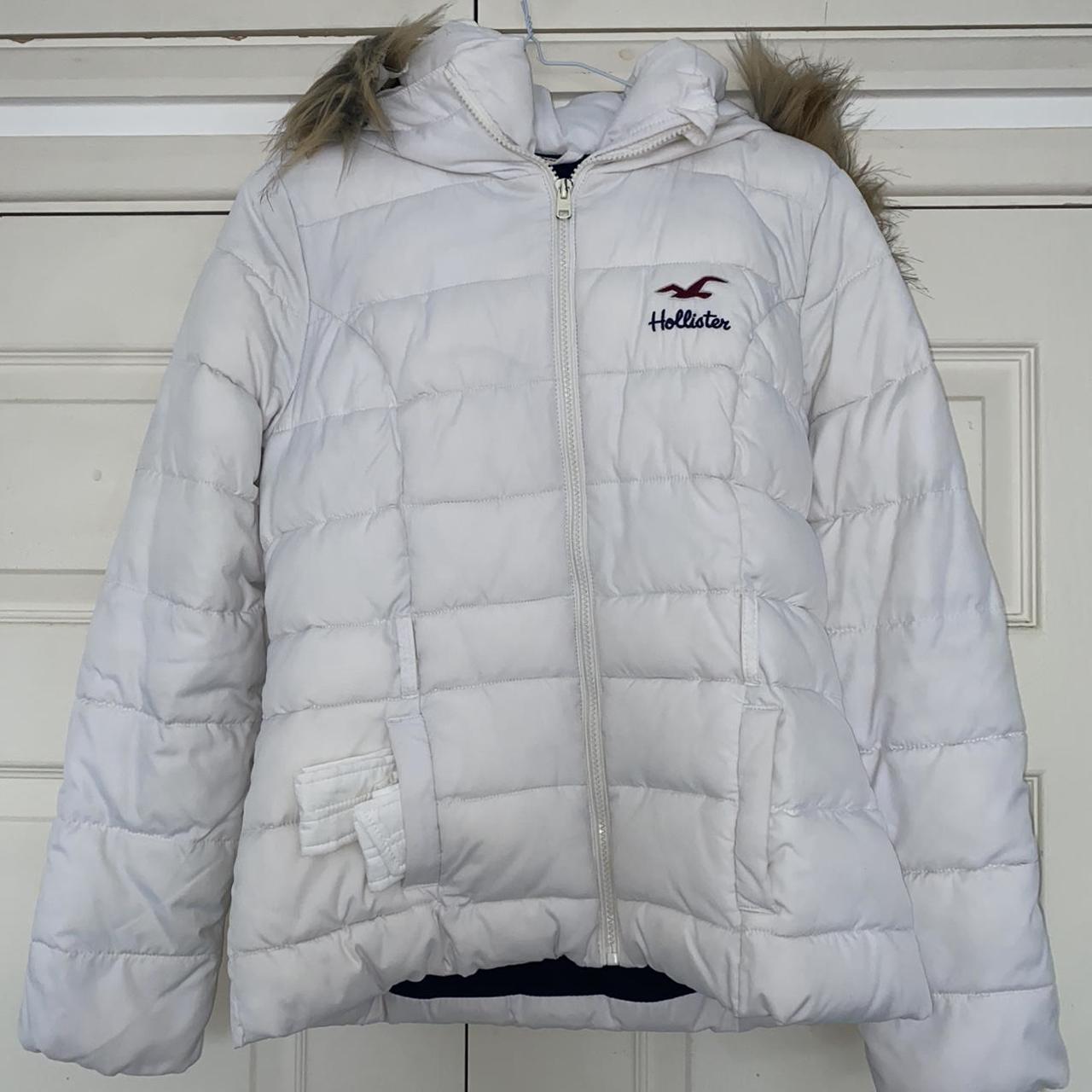 Hollister white puffer jacket, With faux fur hood, a