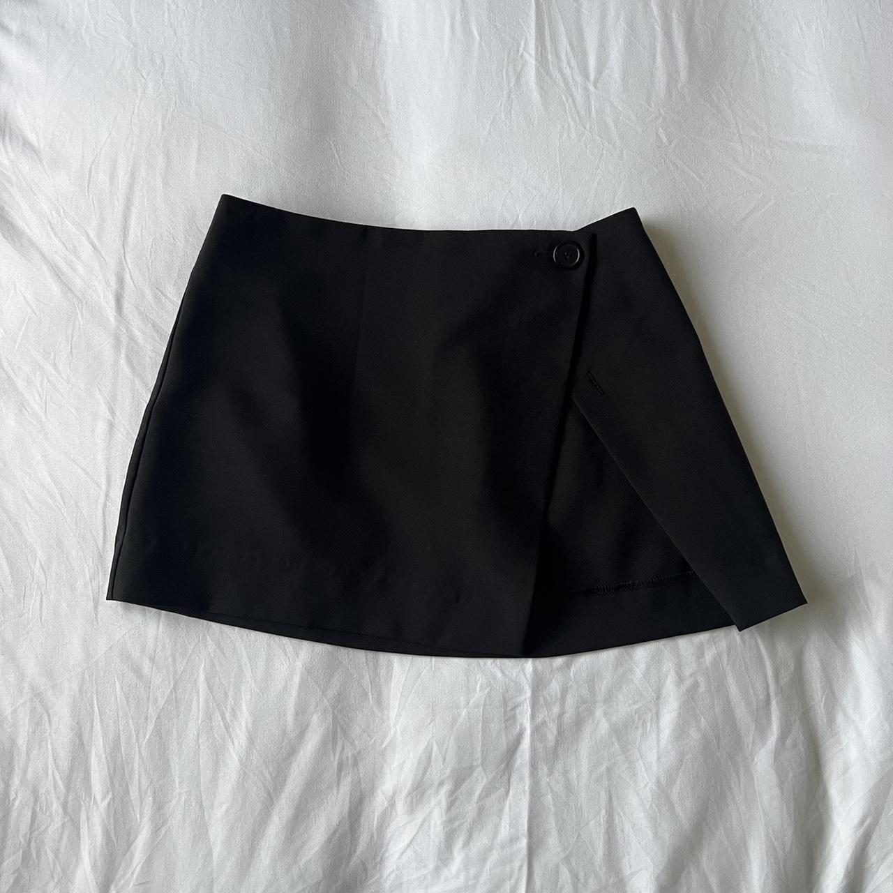 Black mini skirt with slit , Size 4 , Adjustable