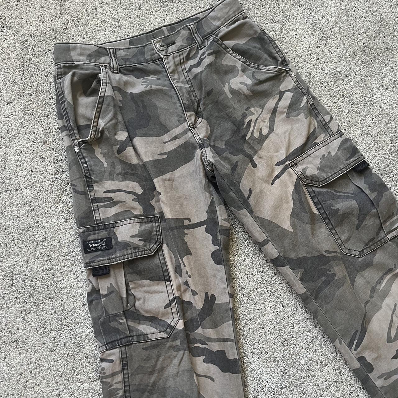 wrangler camo cargo pants no size so here are the... - Depop