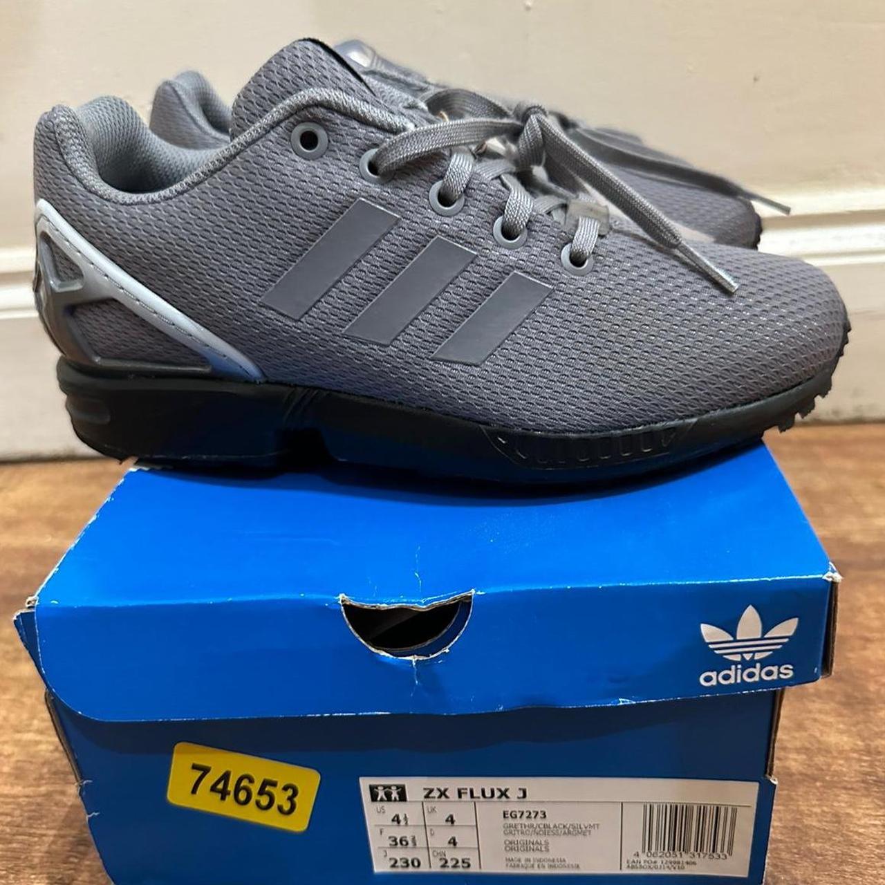 写真 Adidas ZX flux Grey Size 4 Never been worn | Depop