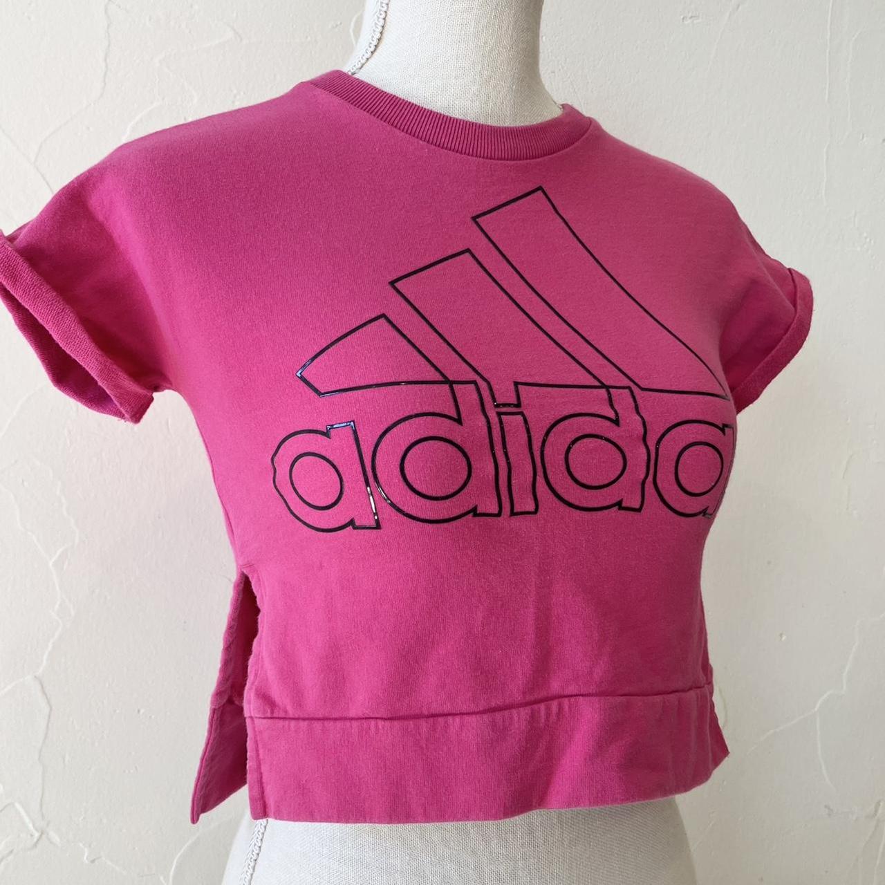 Vintage cropped top with a cool adidas spellout