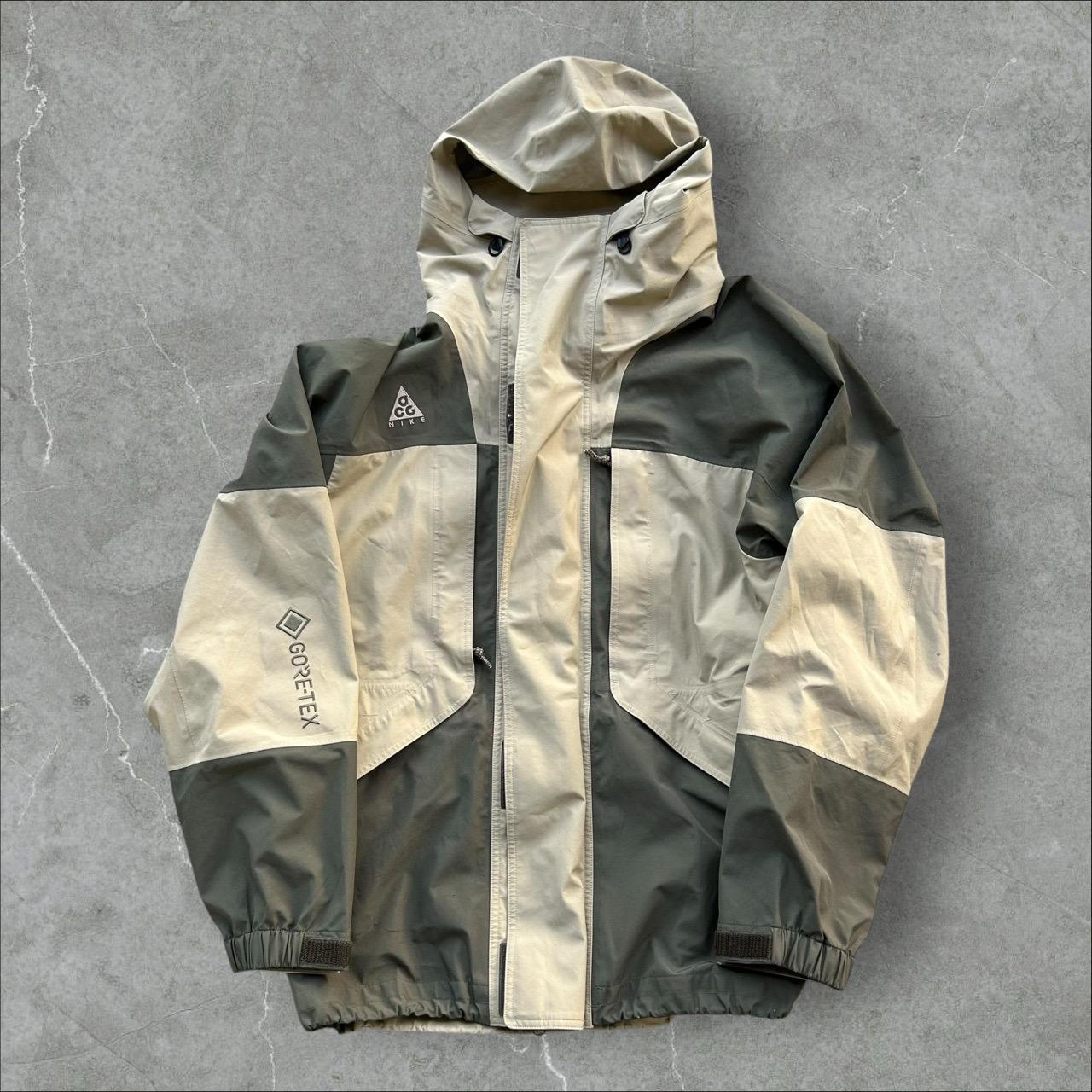 【NIKE ACG】GORE-TEXJACKET カーキ✖️ベージュ NIKE ACG】GORE-TEXJACKET カーキ✖️ベージュ