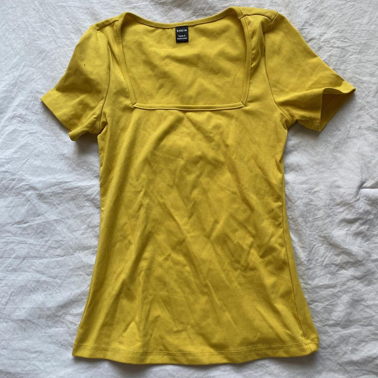 Cute bright yellow shirt with flattering... - Depop