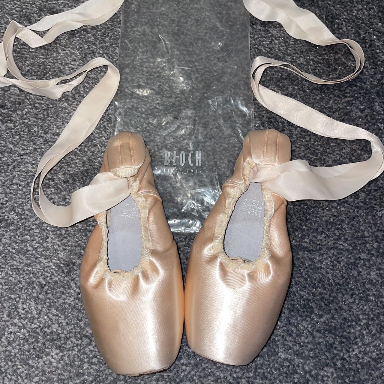 Women's Pink Ballet-shoes | Depop