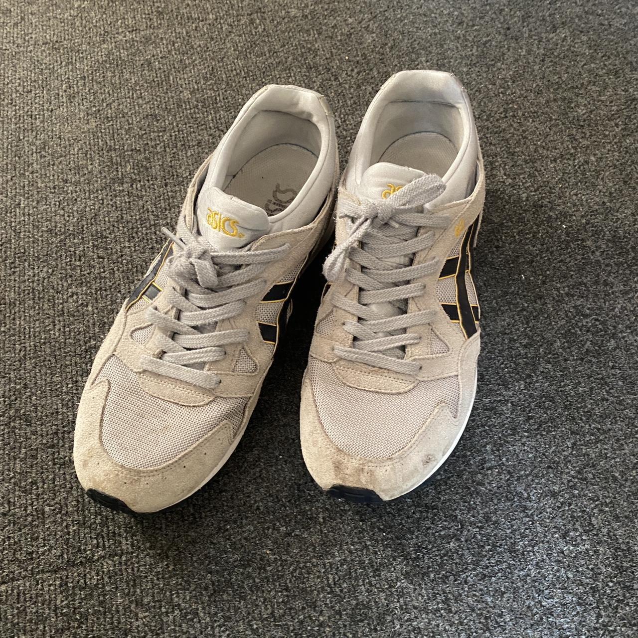 mens grey asics trainers