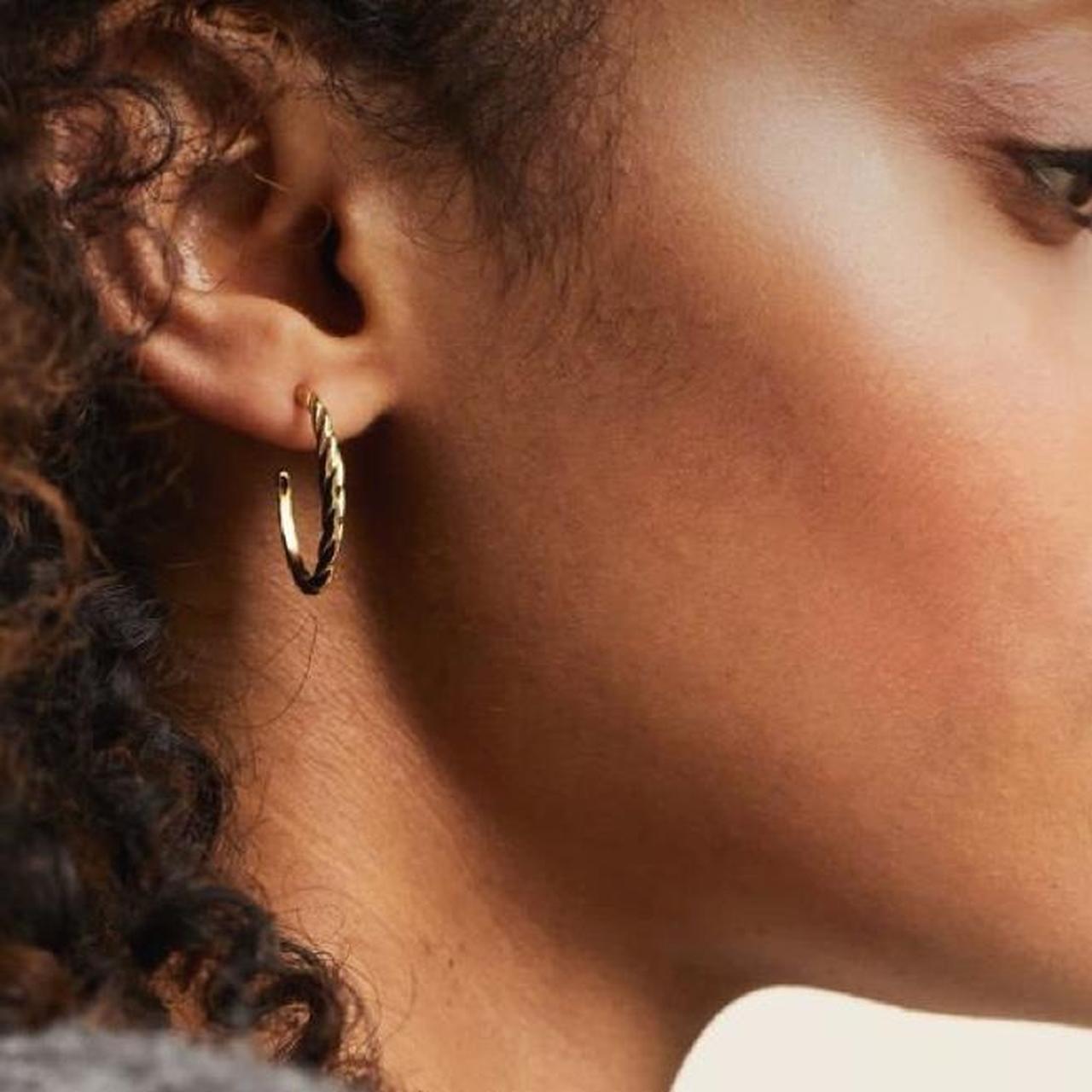 【オシャレ】MEJURI メジュリ Thin Croissant Hoops ピアス Mejuri Thin Croissant Dôme Hoops - 18K Yellow Gold-Plated