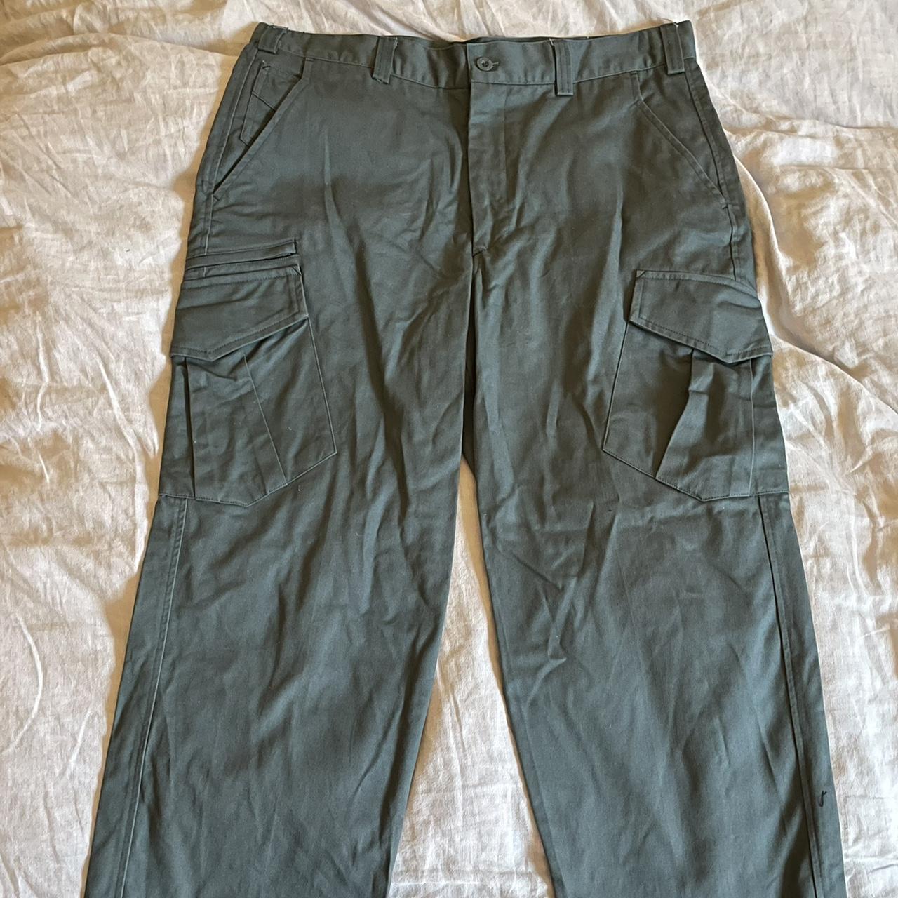 green stubbies workwear cargo pants marked 87cm. Depop