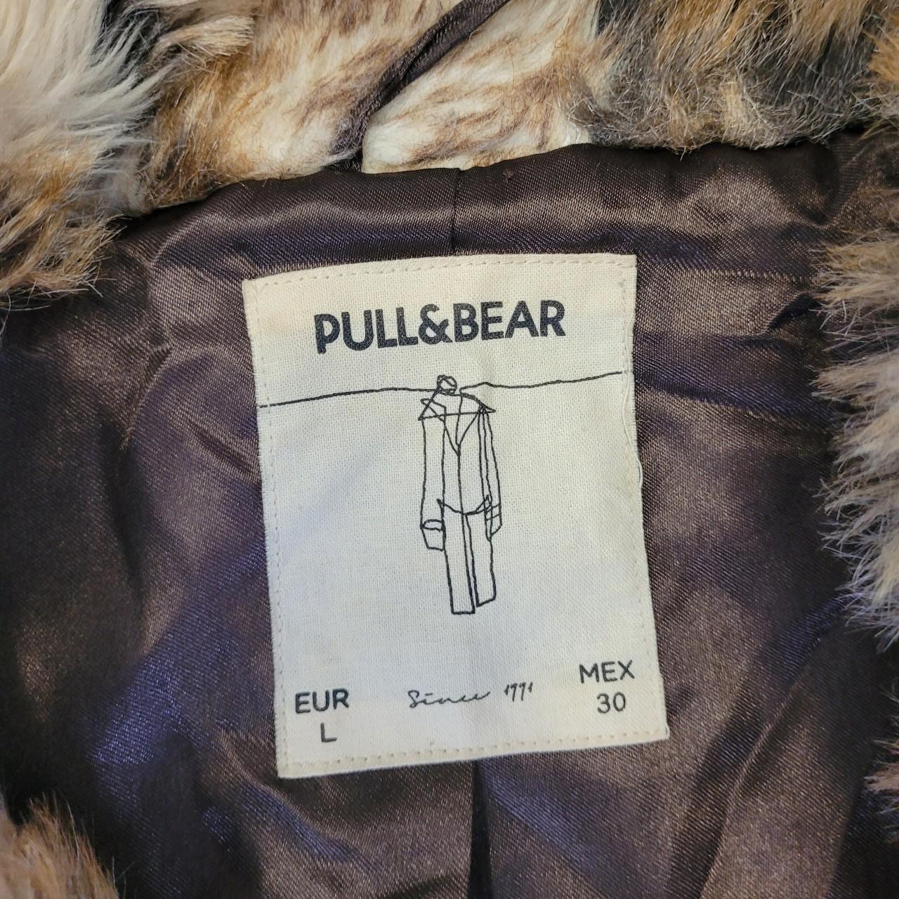 Pull&Bear Women's Brown and Tan Gilet | Depop