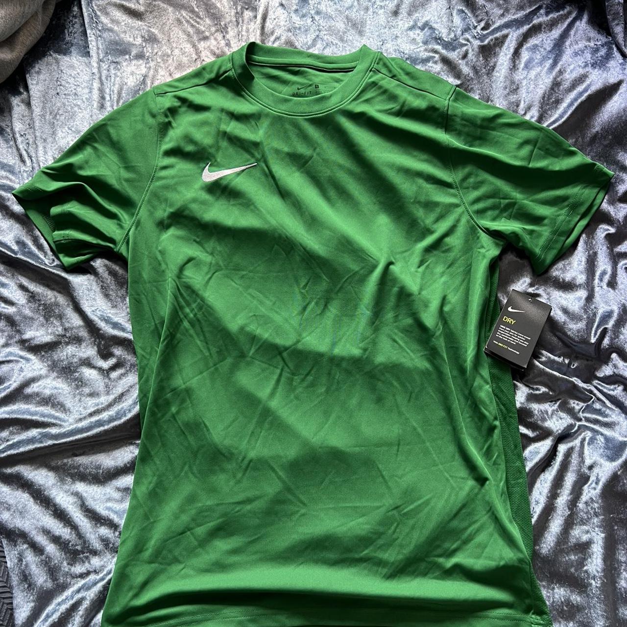 mens nike t shirt green