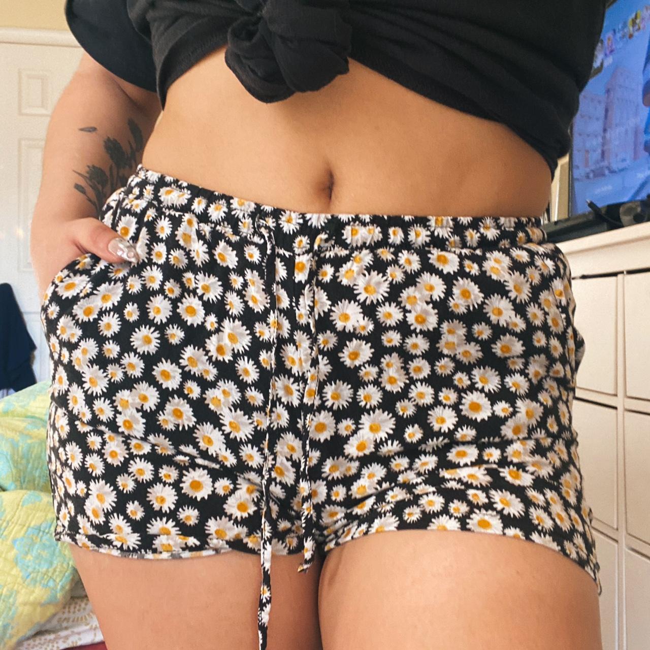 CUTEST No Boundaries size small daisy shorts! they...