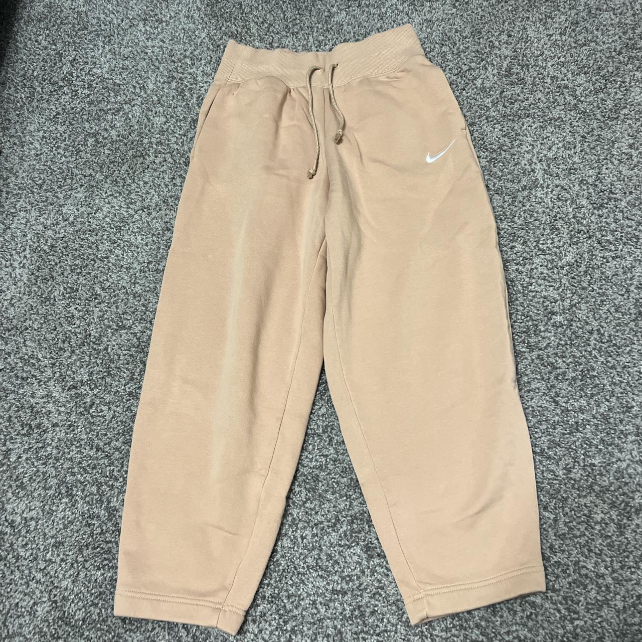 Nike hot sale tan joggers