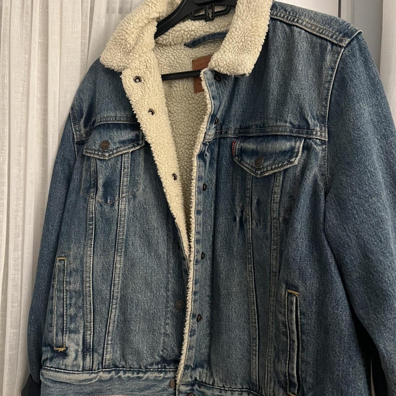 Sherpa lined Levi’s jacket - Depop