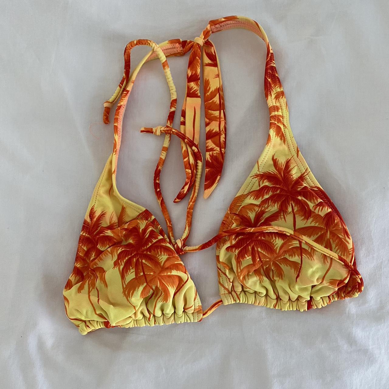 Hawaiian print bikini top size: m (model is 32c for... - Depop