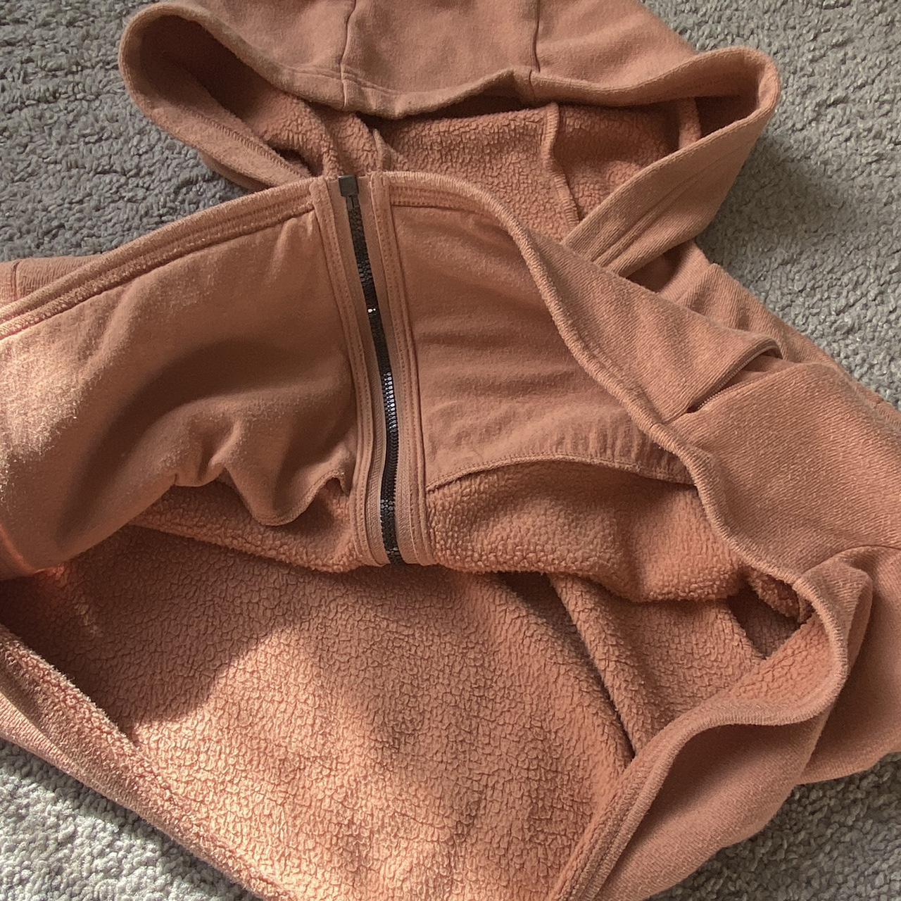 Alo Yoga brand Extreme Crop Jacket Color is a lovely. Depop