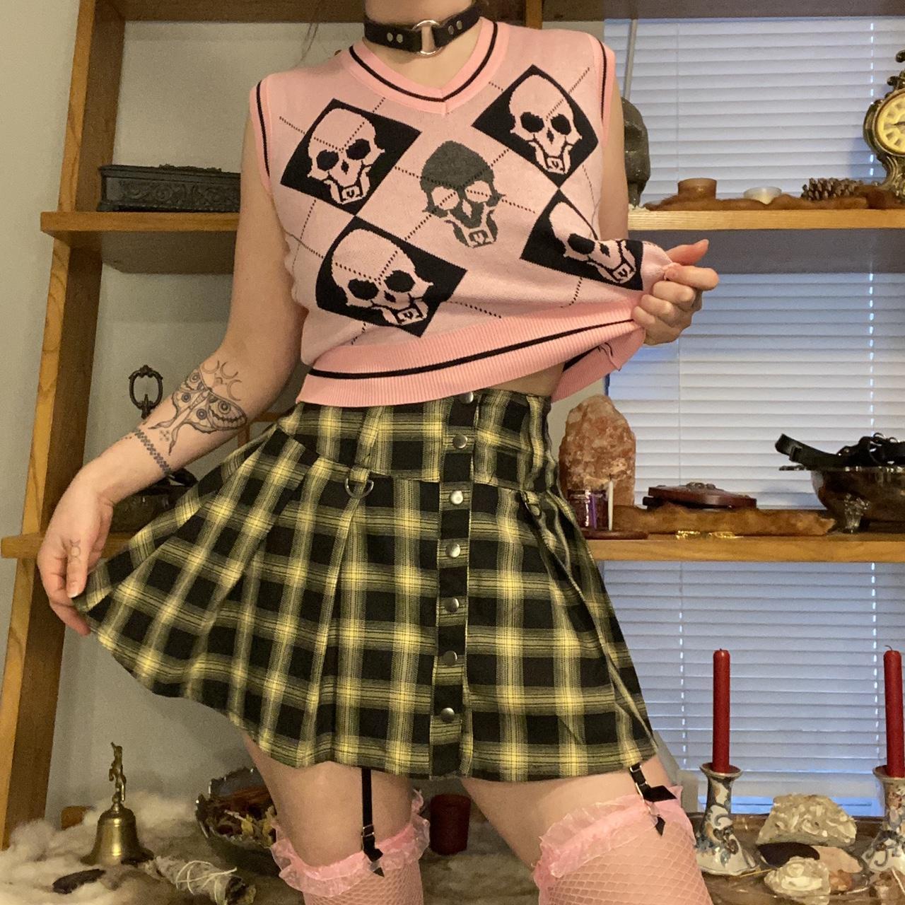Hot Topic Women's Yellow and Black Skirt Depop